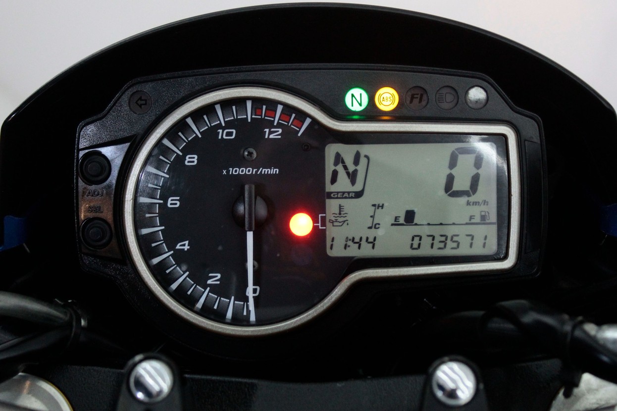SUZUKI GSR 750