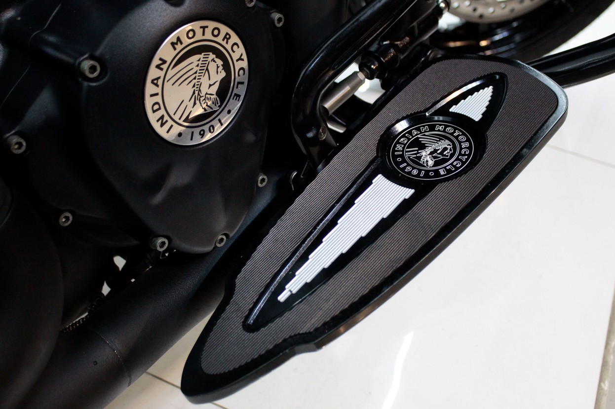 INDIAN CHIEFTAIN DARK HORSE