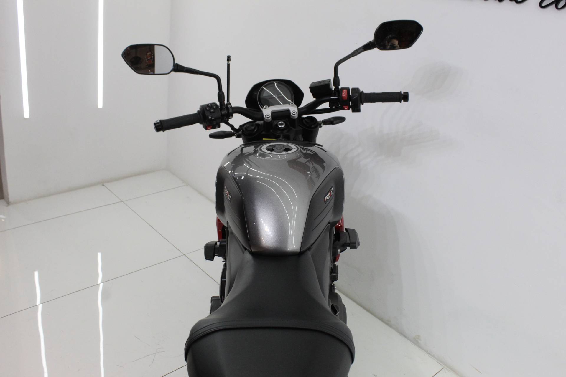 TRIUMPH TRIDENT 660
