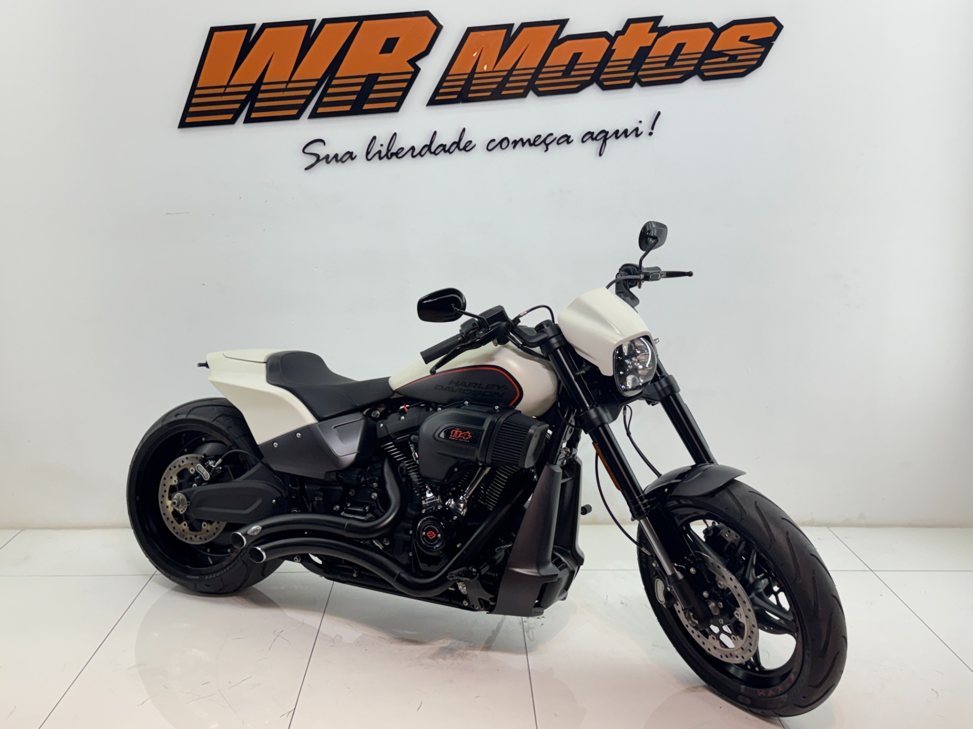 HARLEY-DAVIDSON SOFTAIL FXDR 114