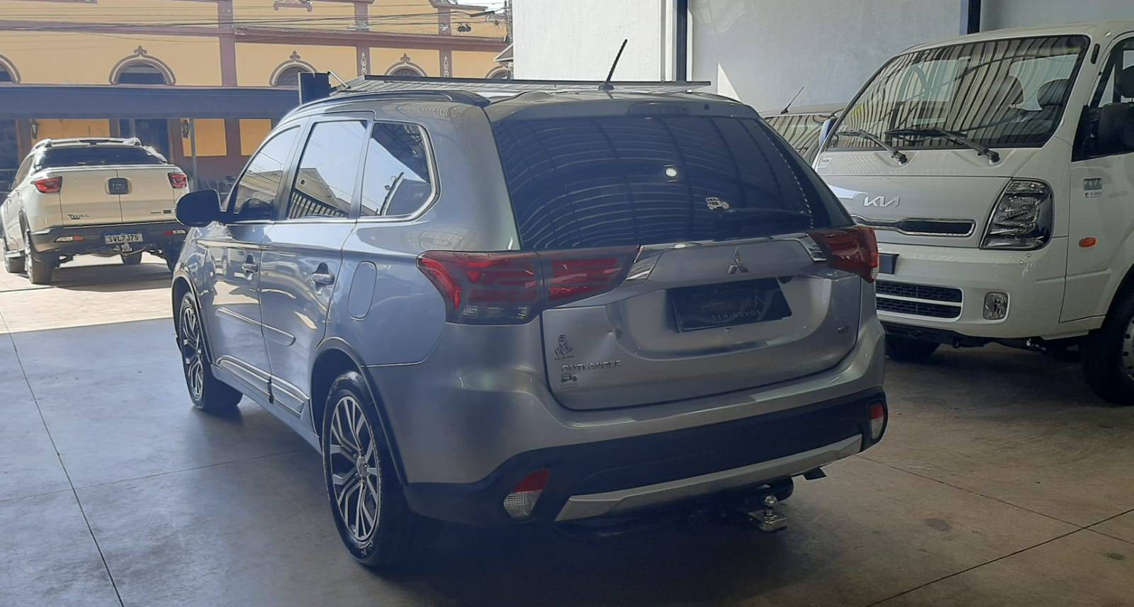 MITSUBISHI OUTLANDER