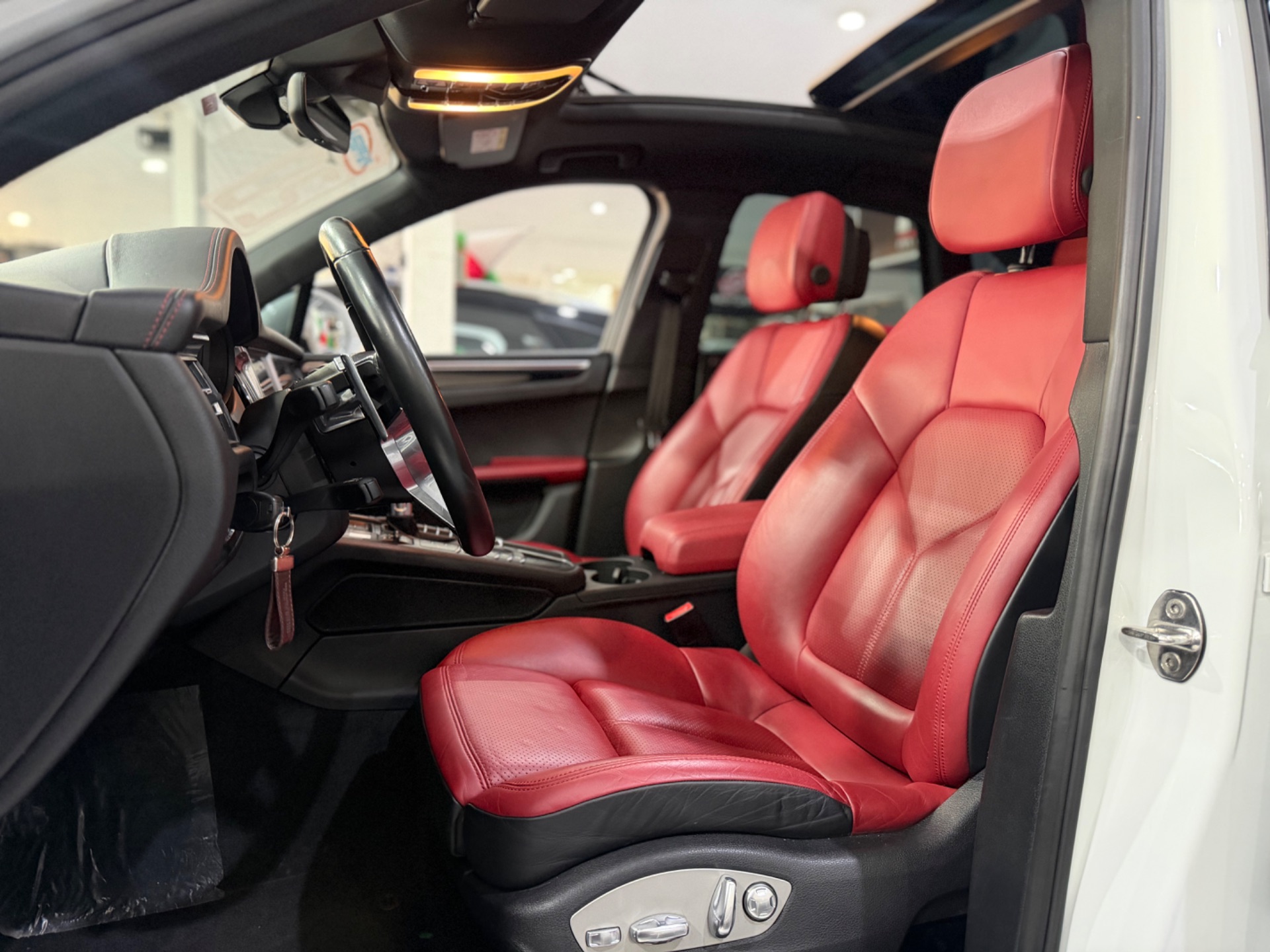 PORSCHE MACAN
