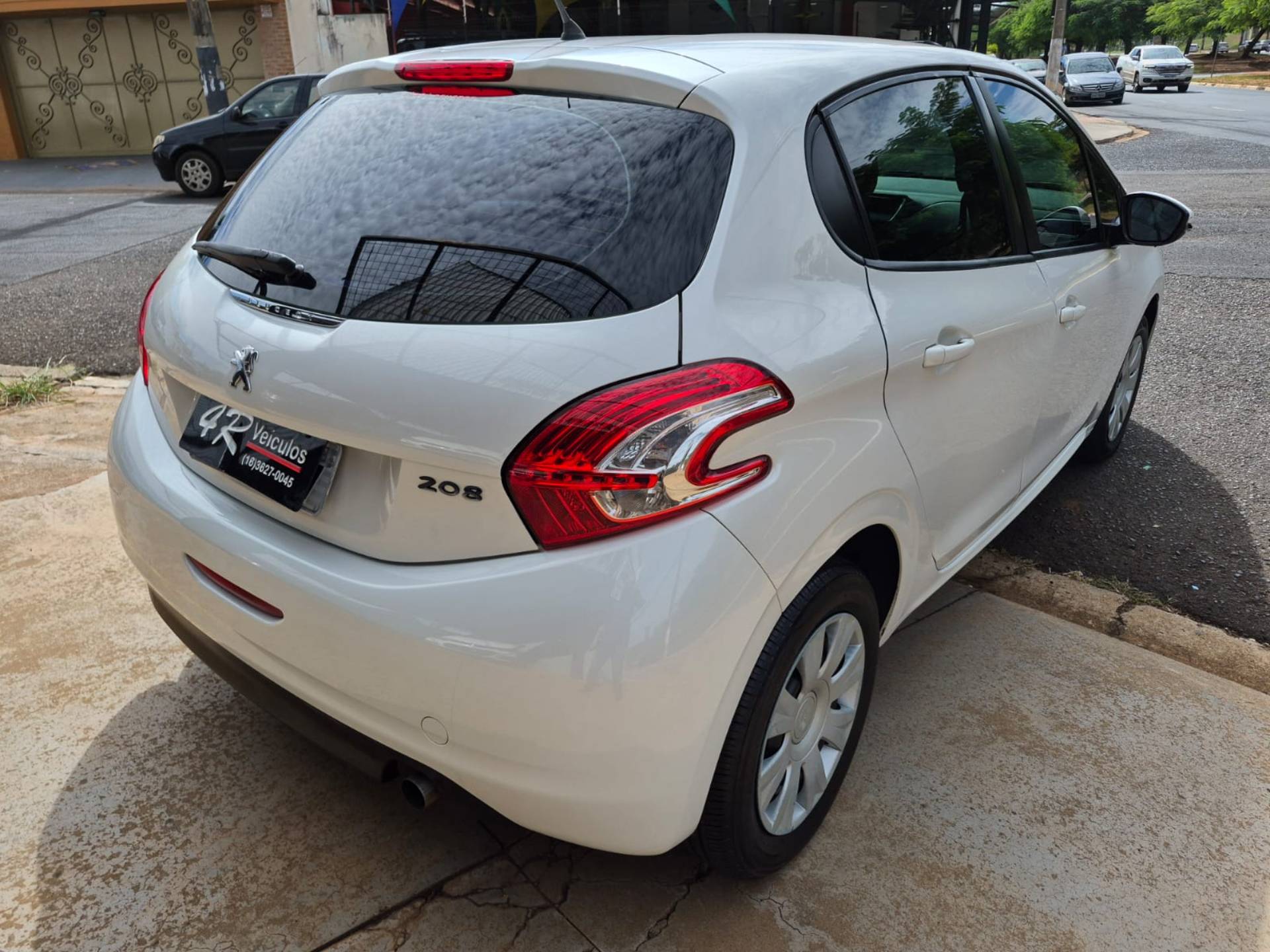PEUGEOT 208