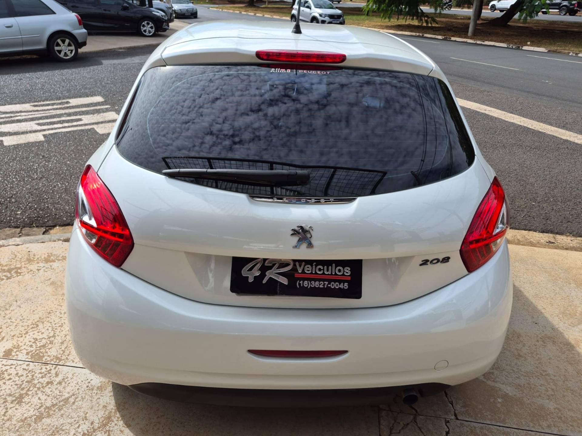 PEUGEOT 208