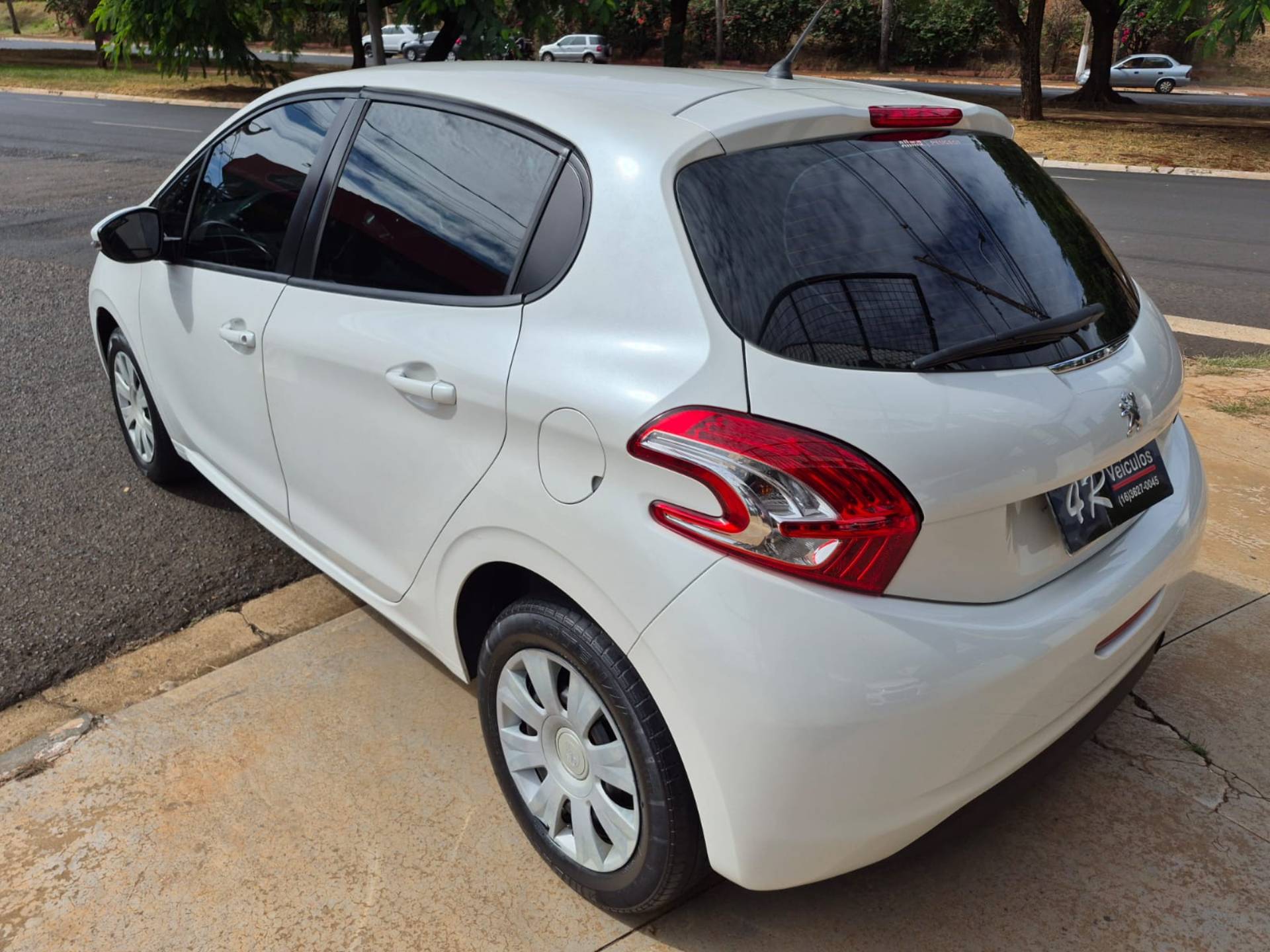 PEUGEOT 208