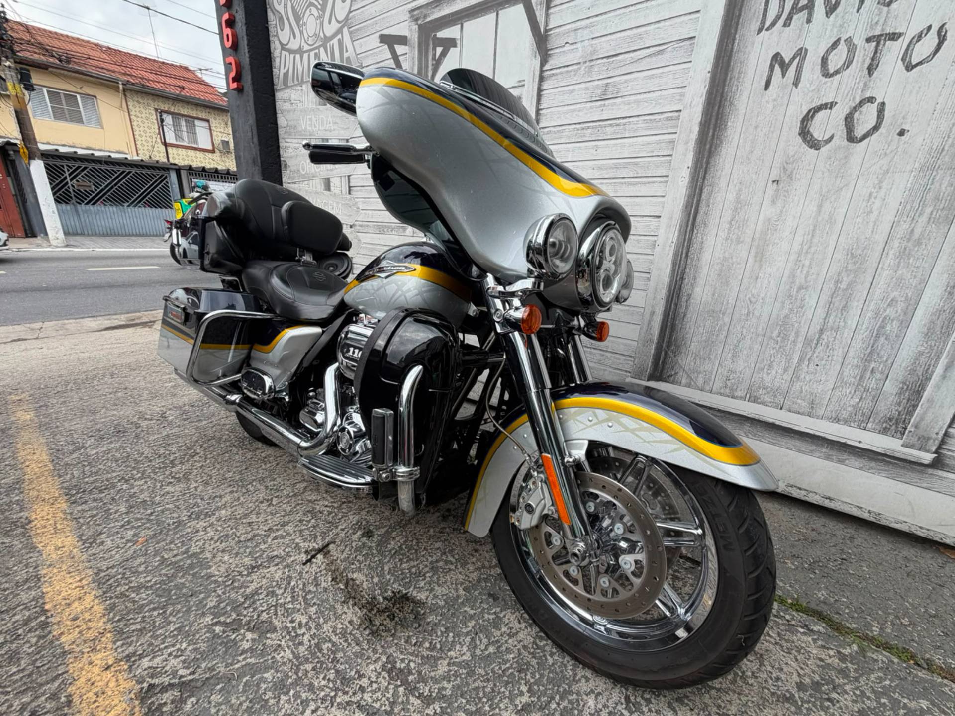 HARLEY-DAVIDSON CVO ULTRA CLASSIC ELECTRA GLIDE
