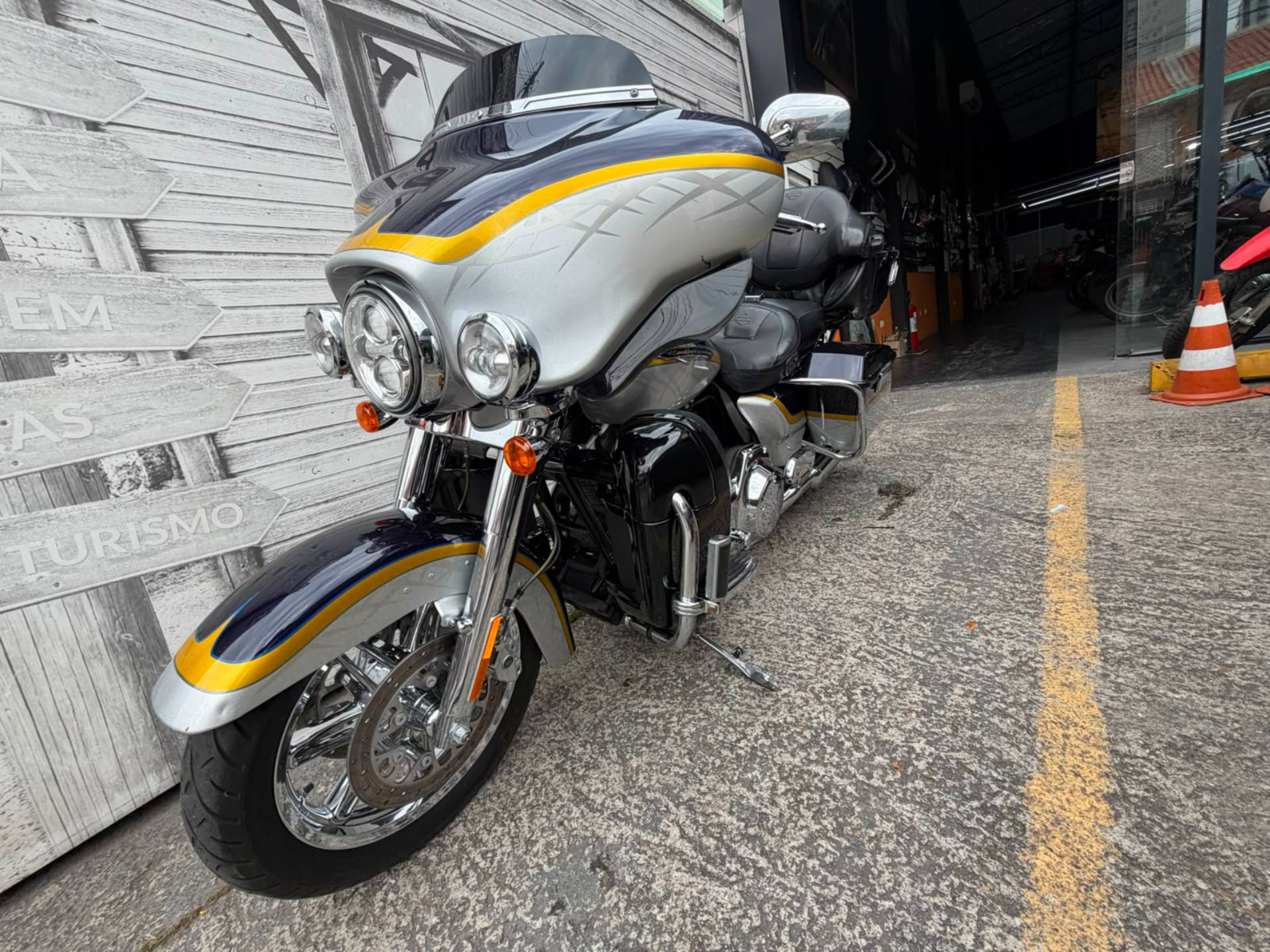 HARLEY-DAVIDSON CVO ULTRA CLASSIC ELECTRA GLIDE