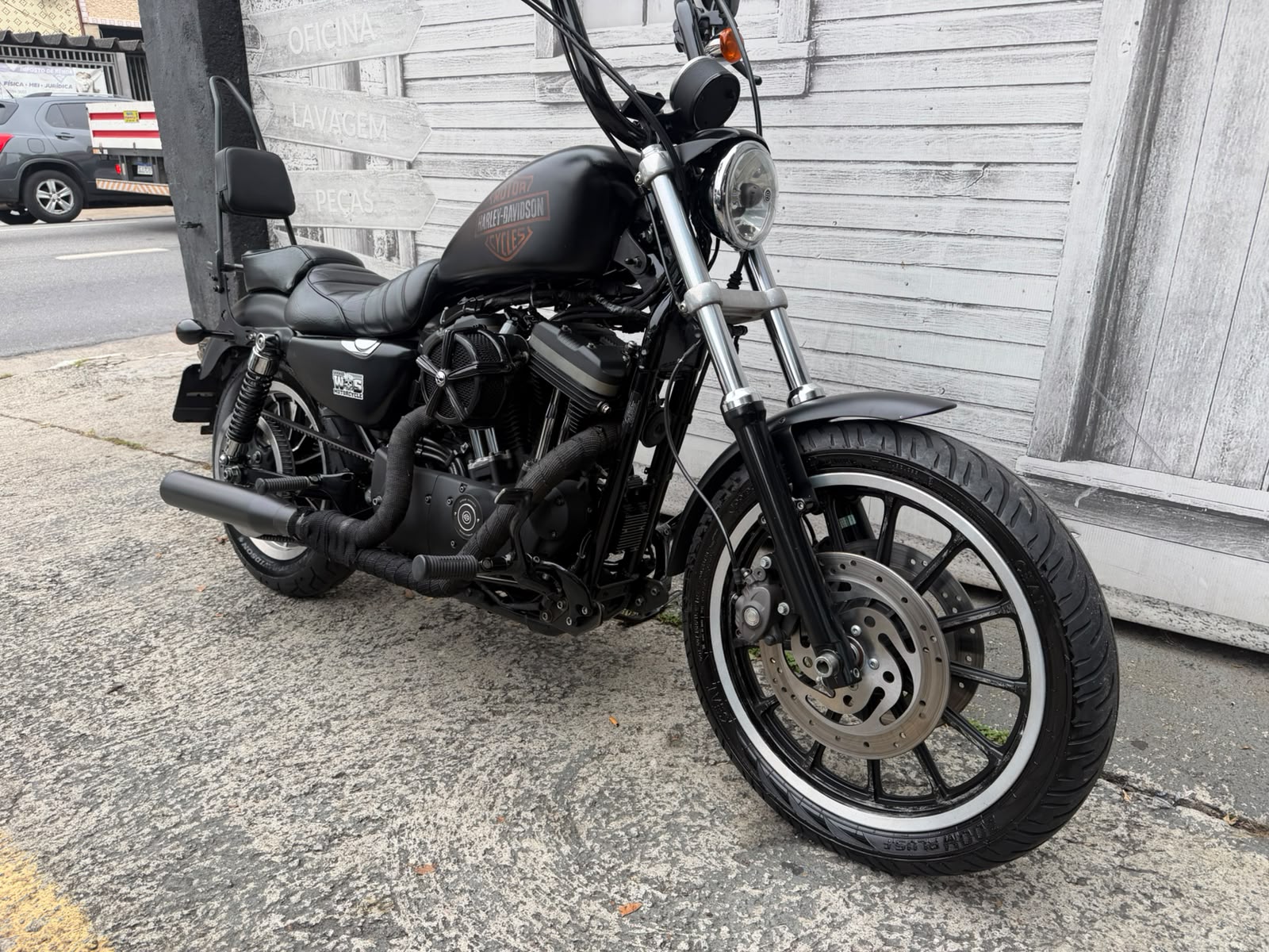 HARLEY-DAVIDSON SPORTSTER XL 883 R