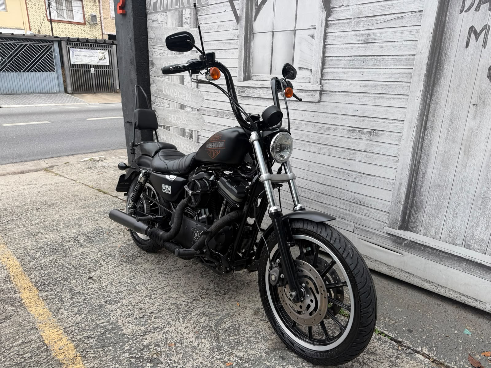 HARLEY-DAVIDSON SPORTSTER XL 883 R