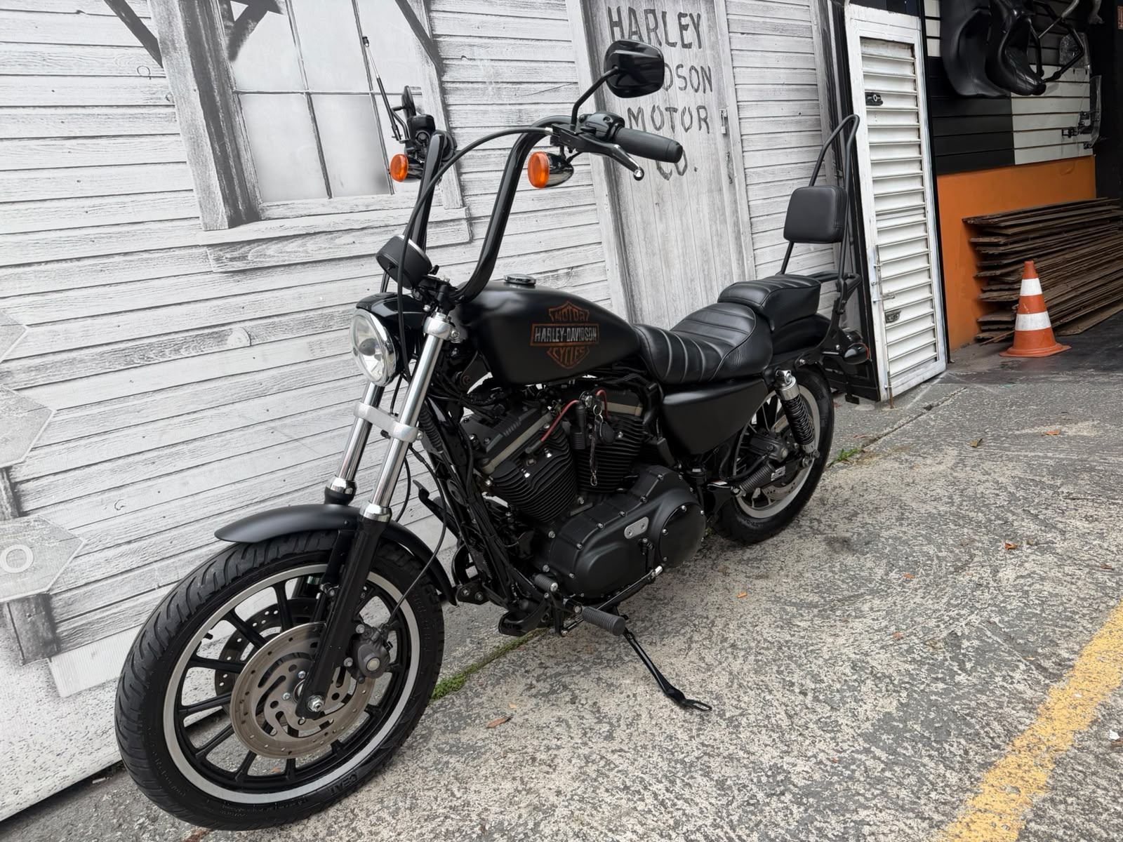HARLEY-DAVIDSON SPORTSTER XL 883 R