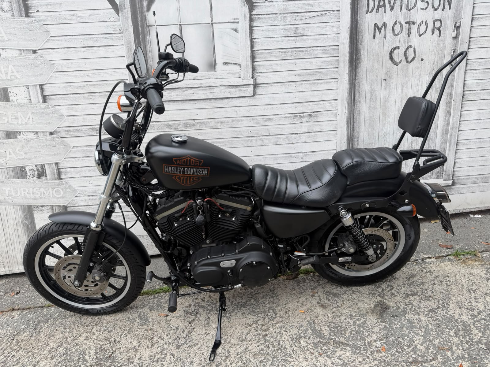 HARLEY-DAVIDSON SPORTSTER XL 883 R