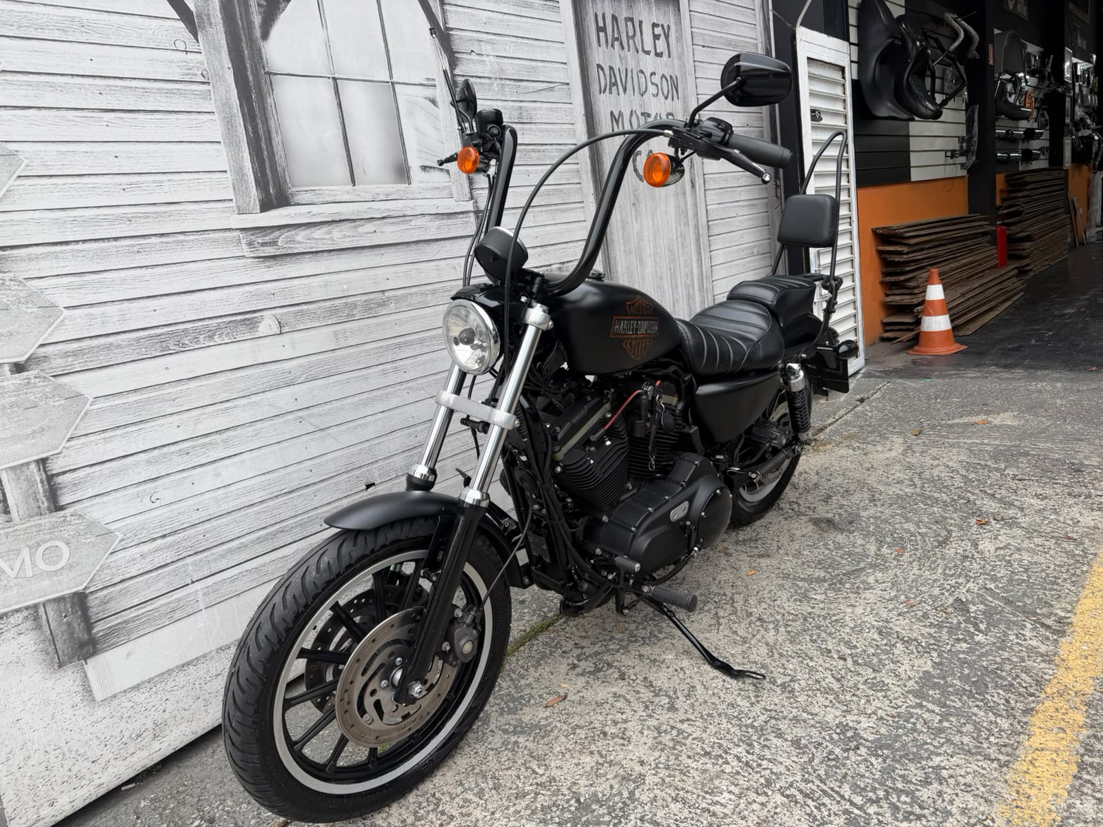 HARLEY-DAVIDSON SPORTSTER XL 883 R