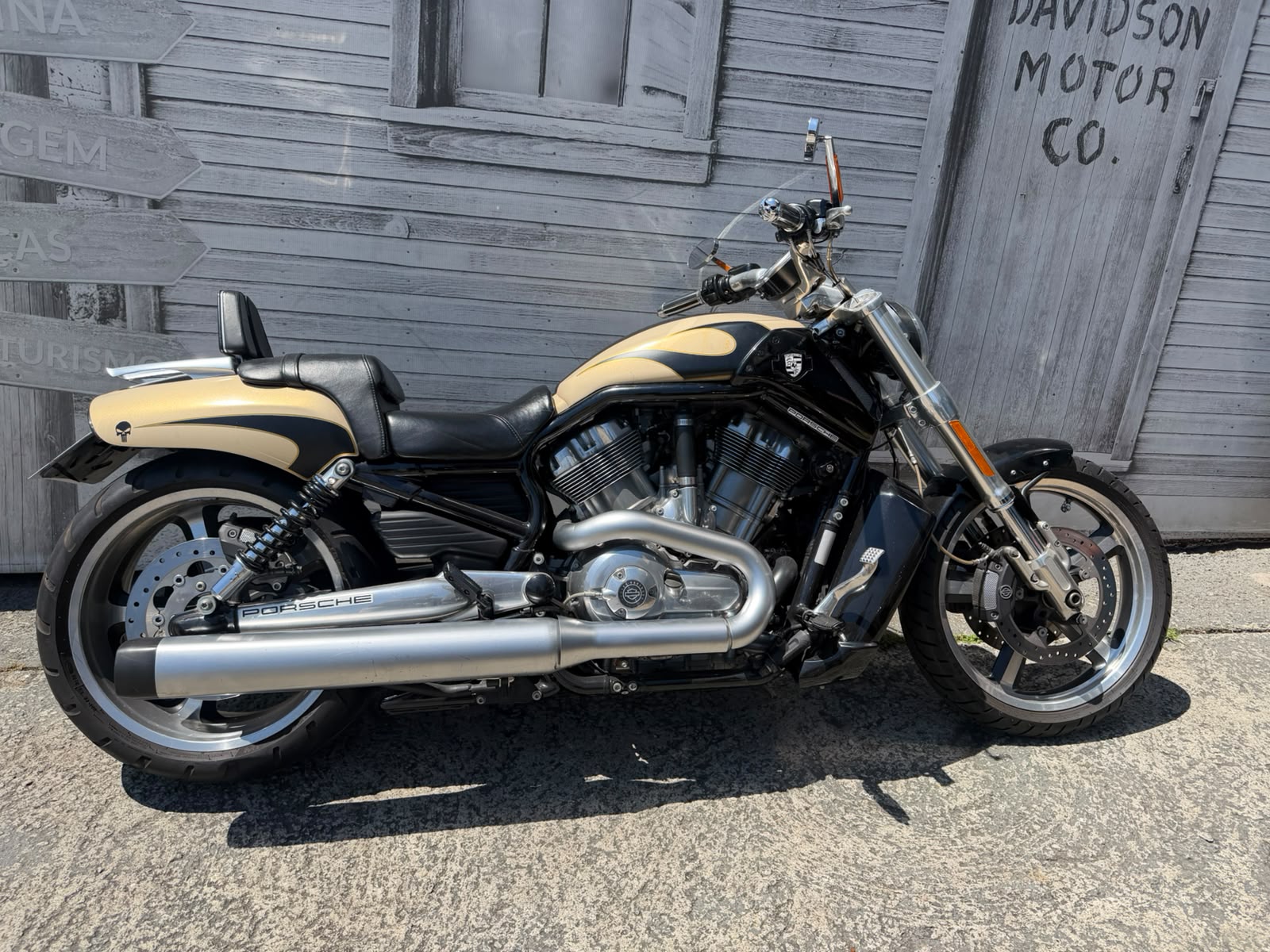 HARLEY-DAVIDSON V ROD MUSCLE