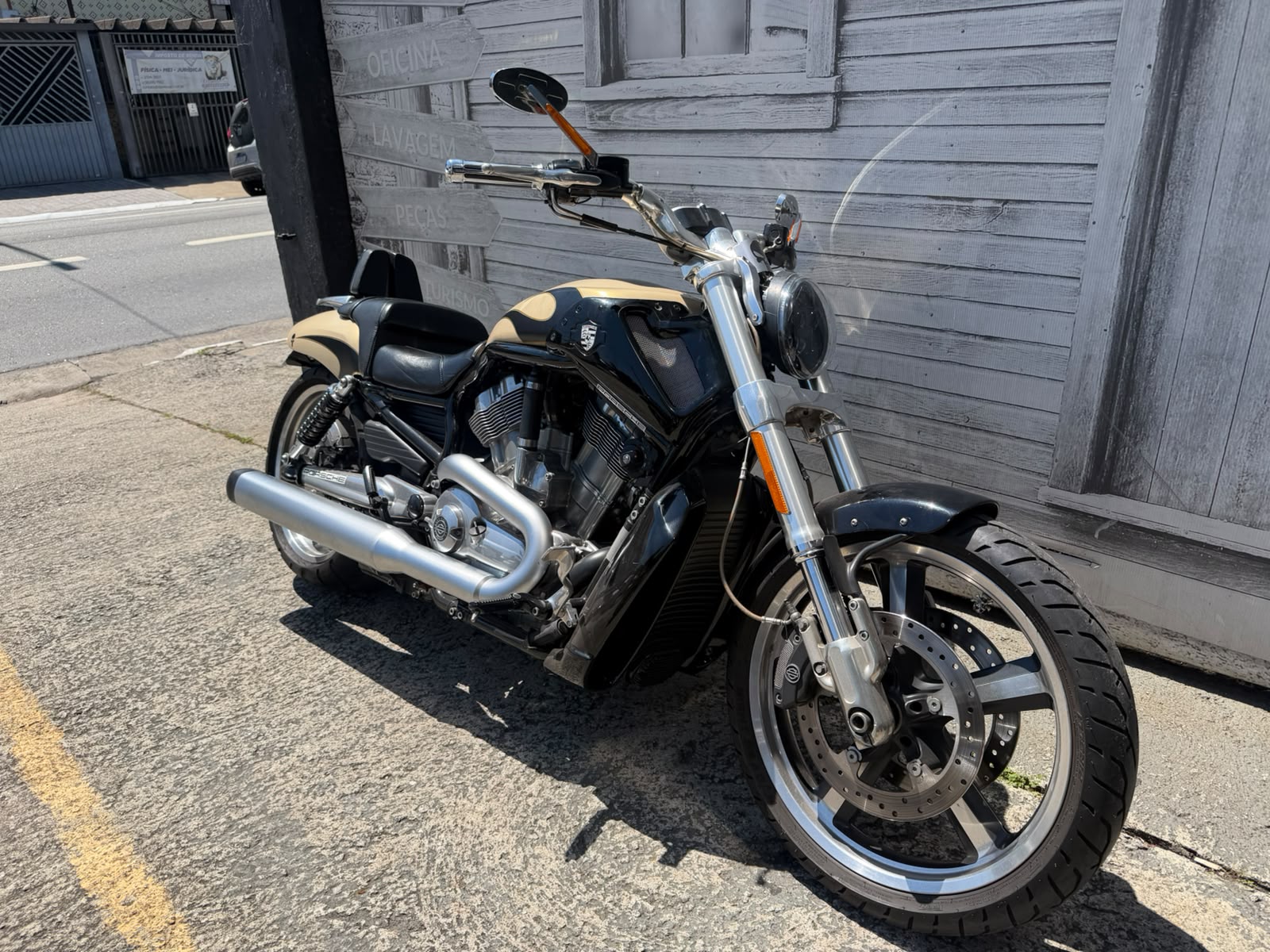HARLEY-DAVIDSON V ROD MUSCLE