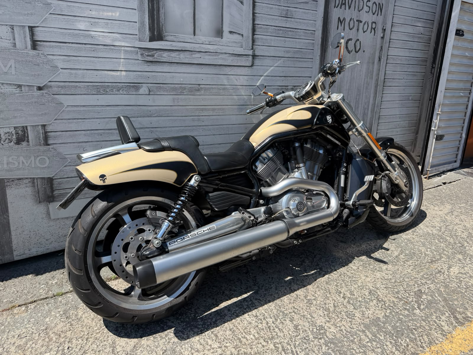HARLEY-DAVIDSON V ROD MUSCLE