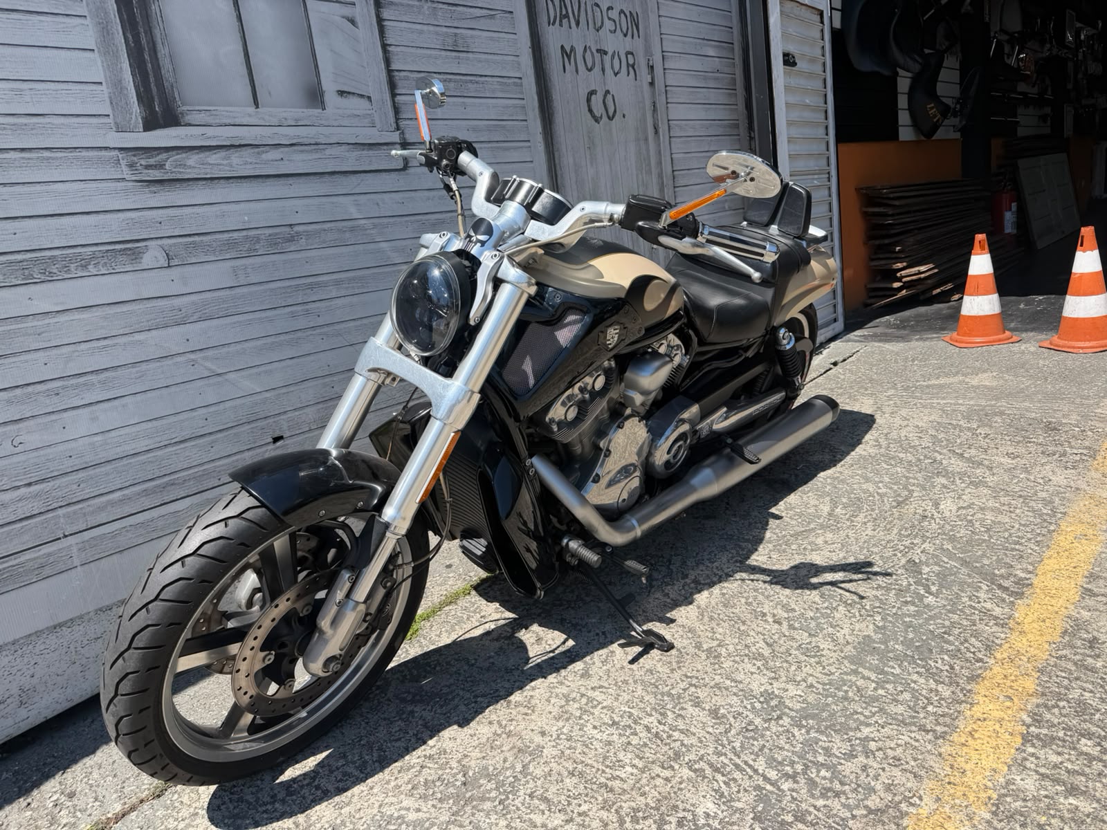 HARLEY-DAVIDSON V ROD MUSCLE