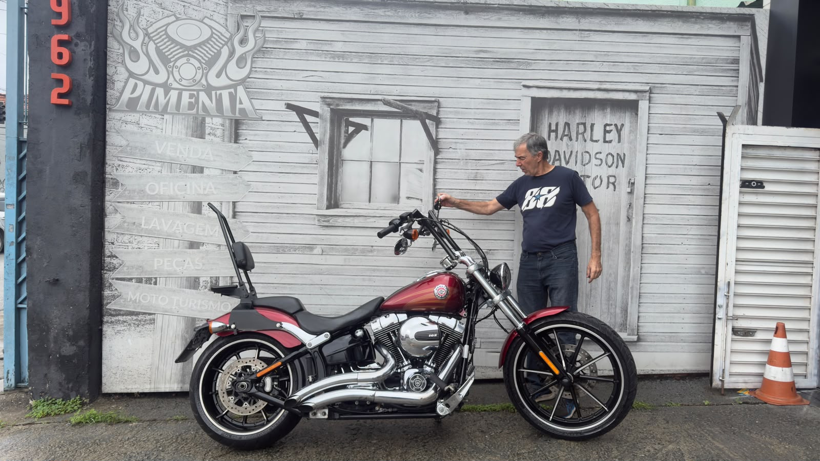 HARLEY-DAVIDSON SOFTAIL BREAKOUT
