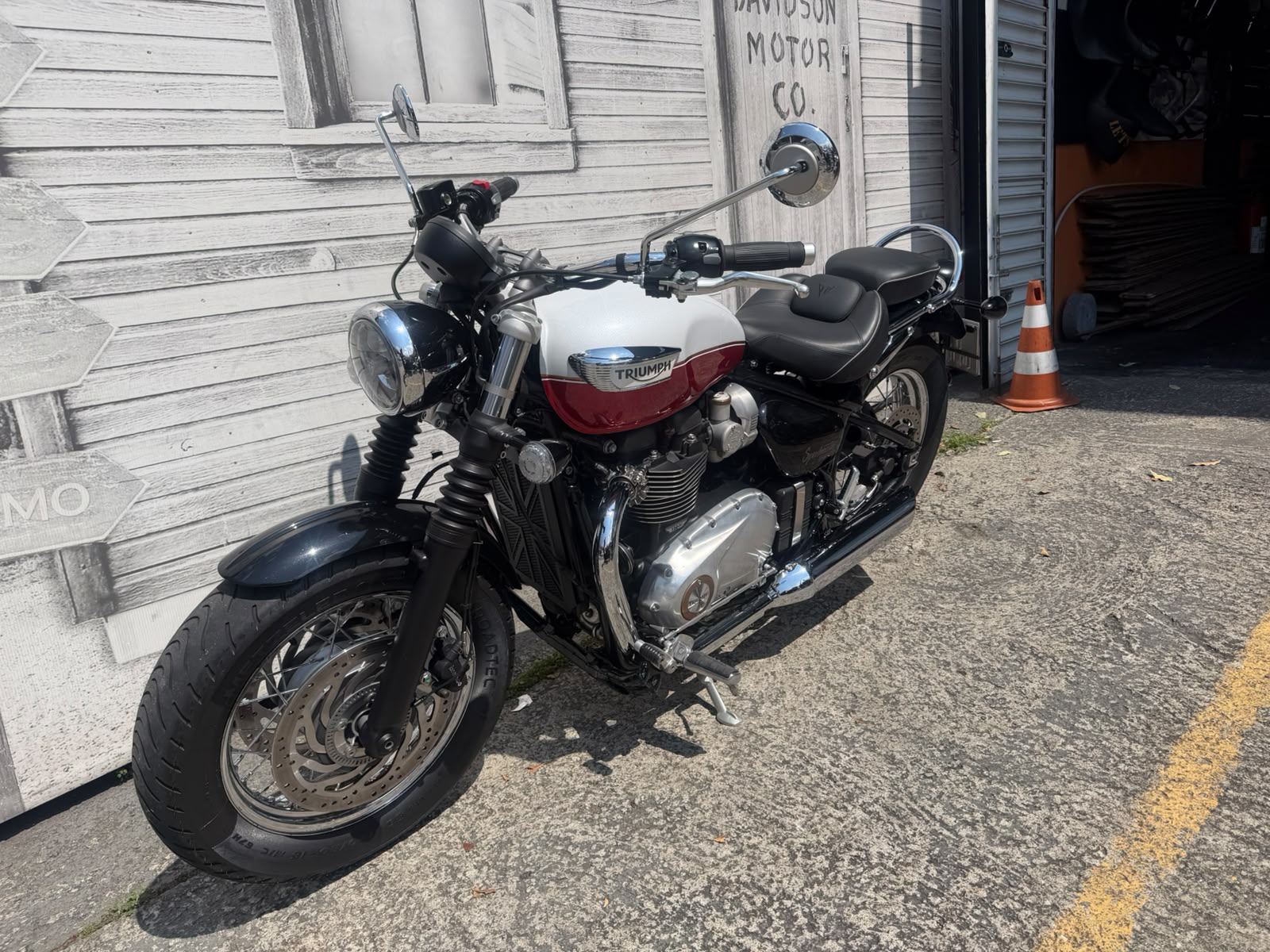 TRIUMPH BONNEVILLE SPEEDMASTER