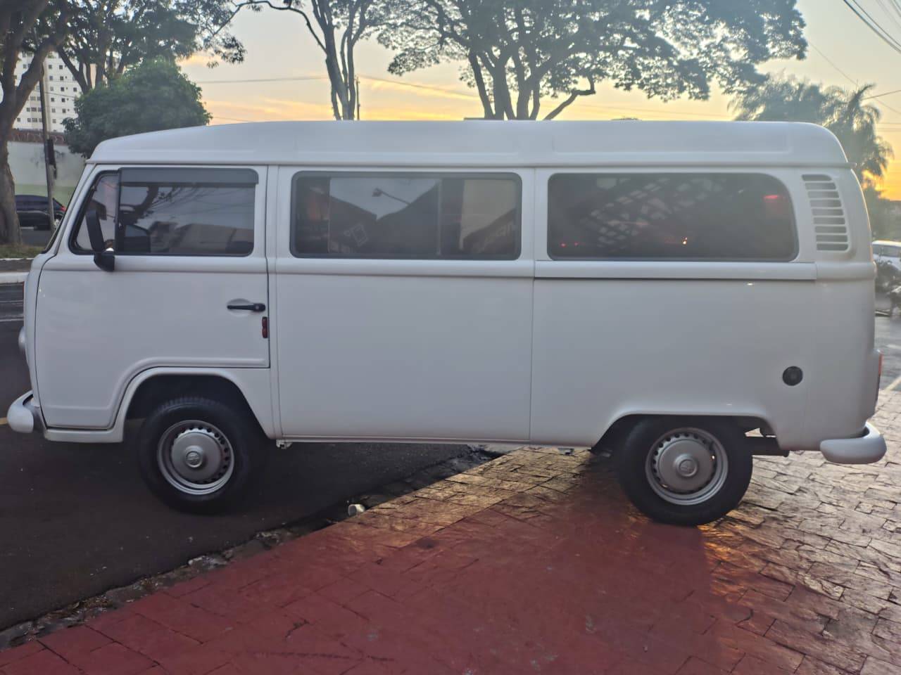 VOLKSWAGEN KOMBI