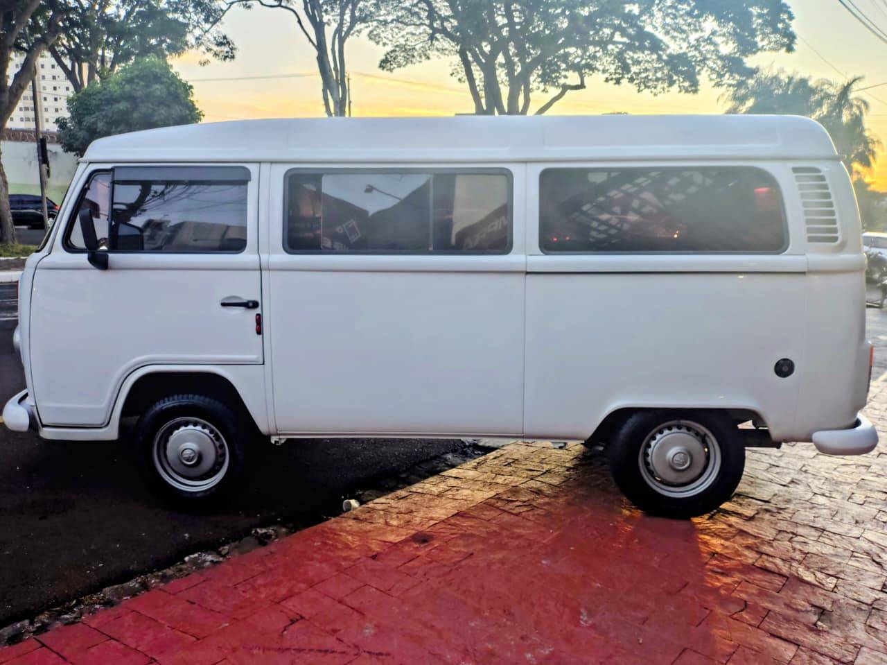 VOLKSWAGEN KOMBI