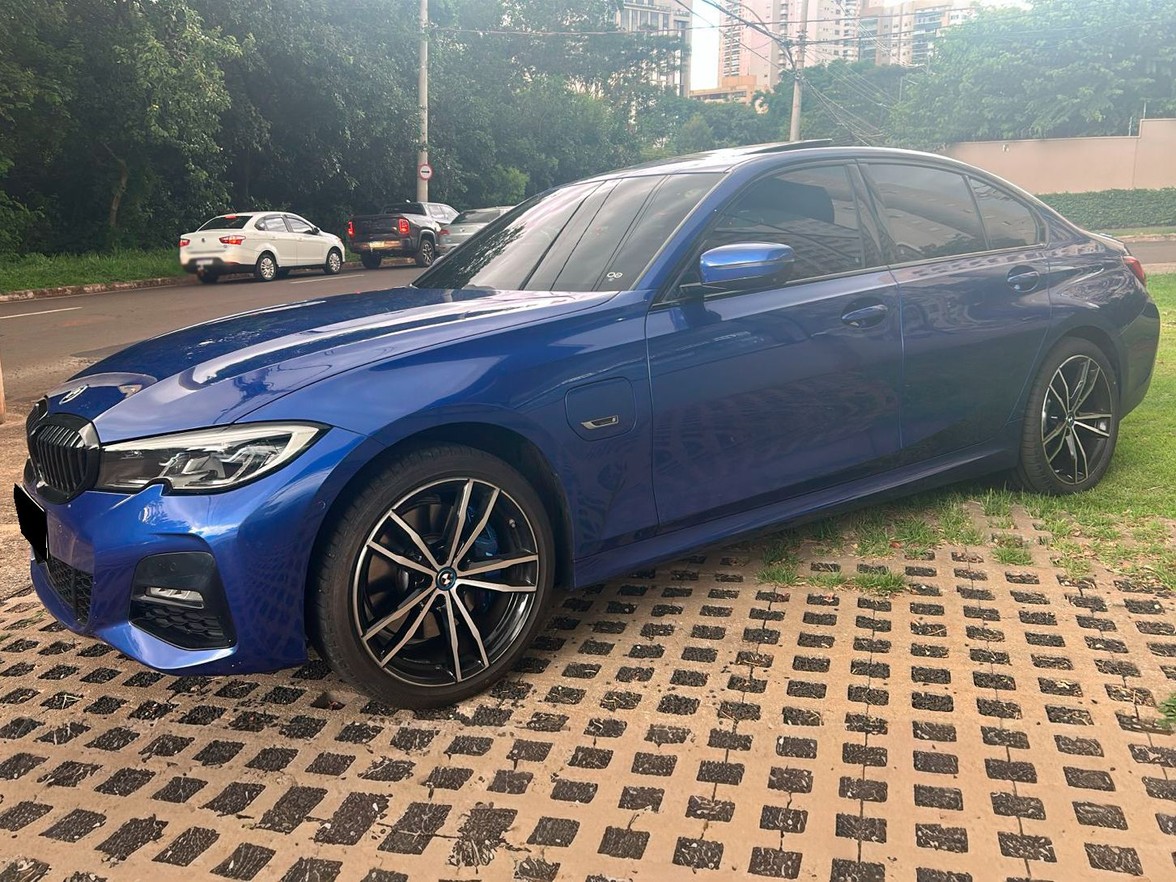 BMW 330e