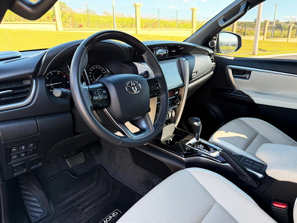 TOYOTA HILUX SW4