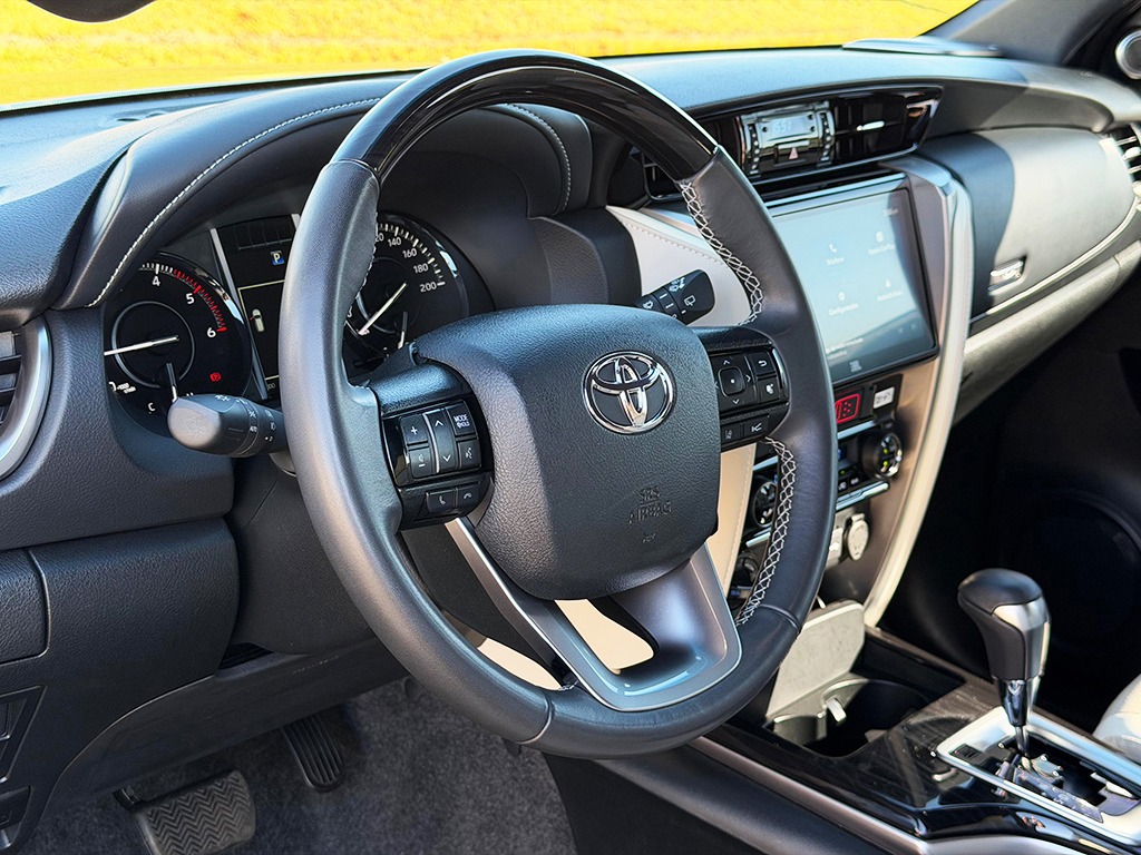 TOYOTA HILUX SW4