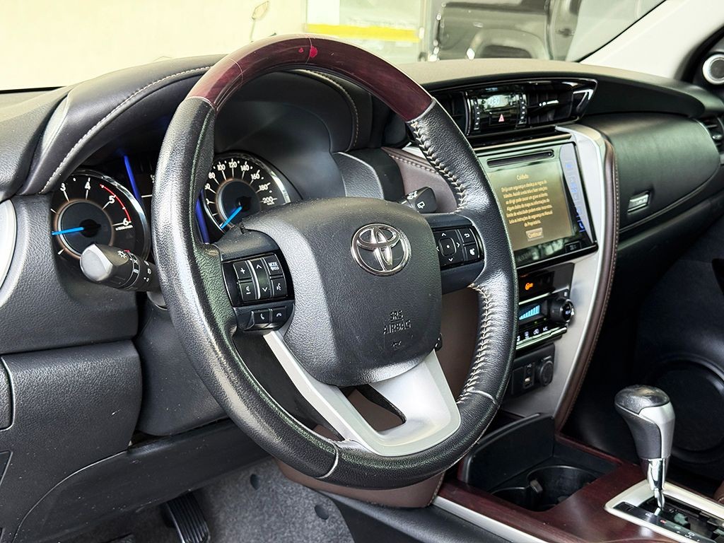 TOYOTA HILUX SW4
