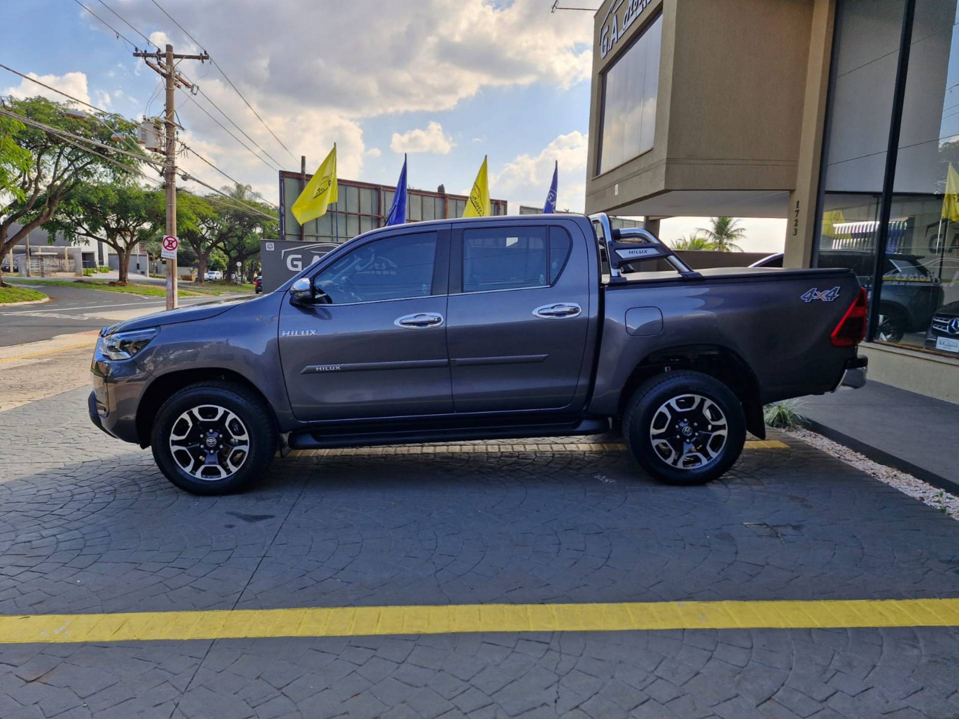 TOYOTA HILUX