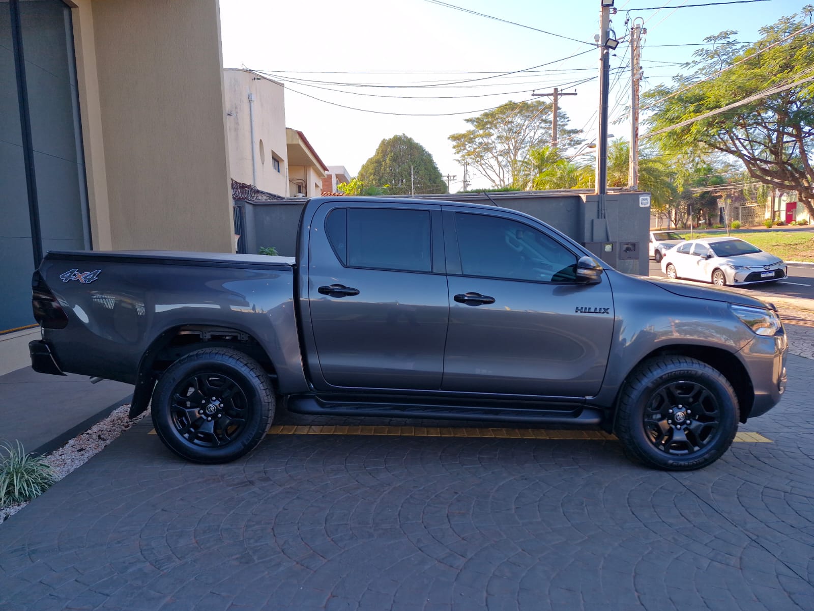 TOYOTA HILUX