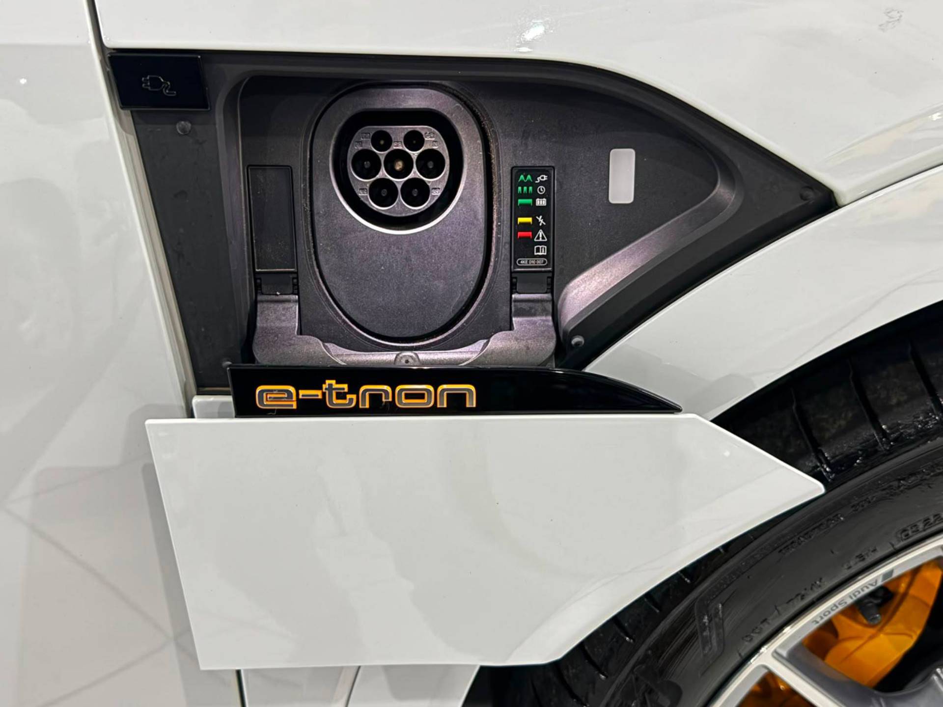 AUDI E-TRON