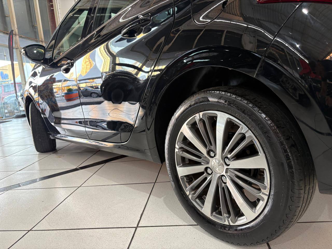 PEUGEOT 208