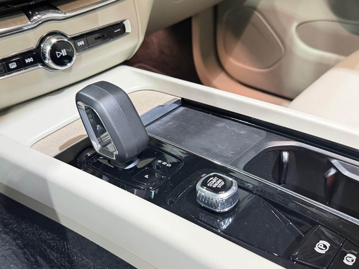 VOLVO XC60 2.0 T8 RECHARGE PLUS AWD