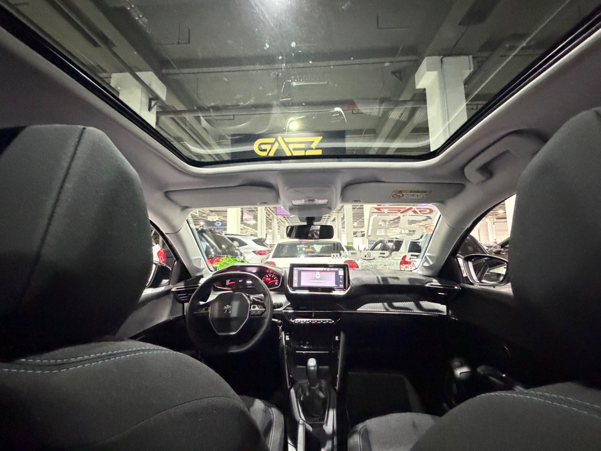PEUGEOT 208