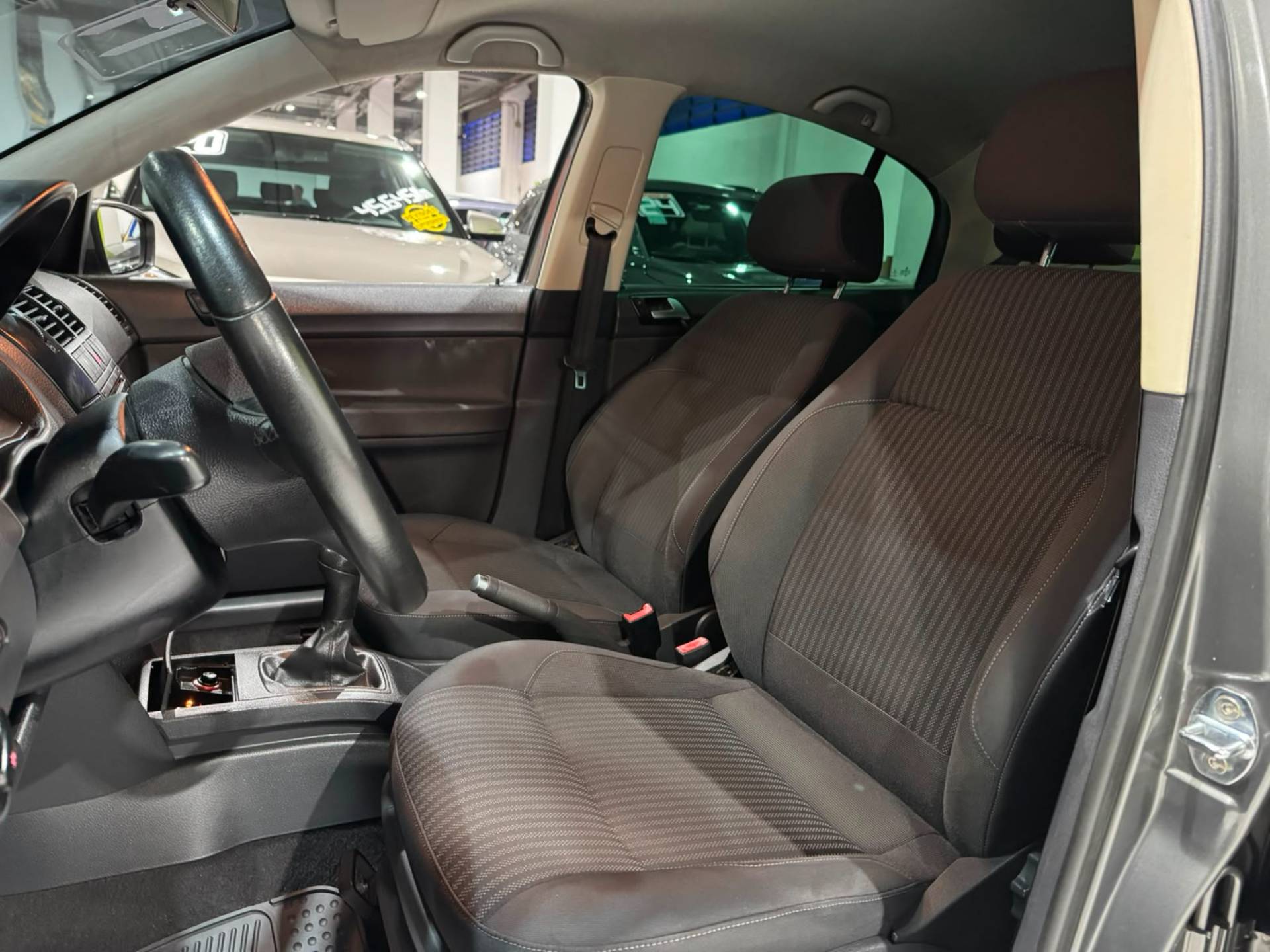 VOLKSWAGEN POLO SEDAN