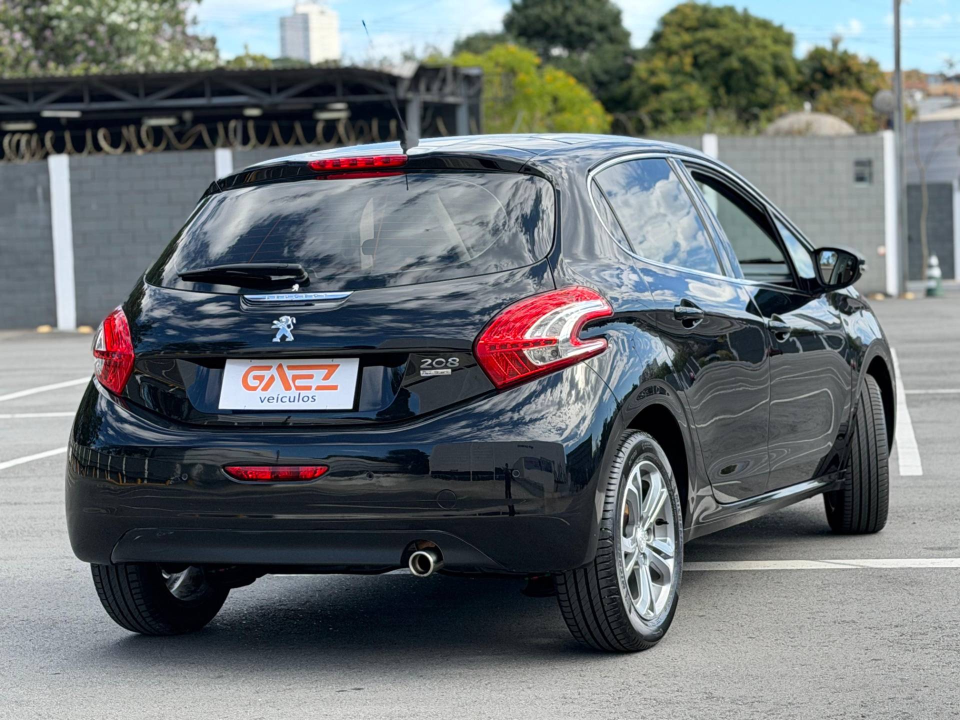 PEUGEOT 208