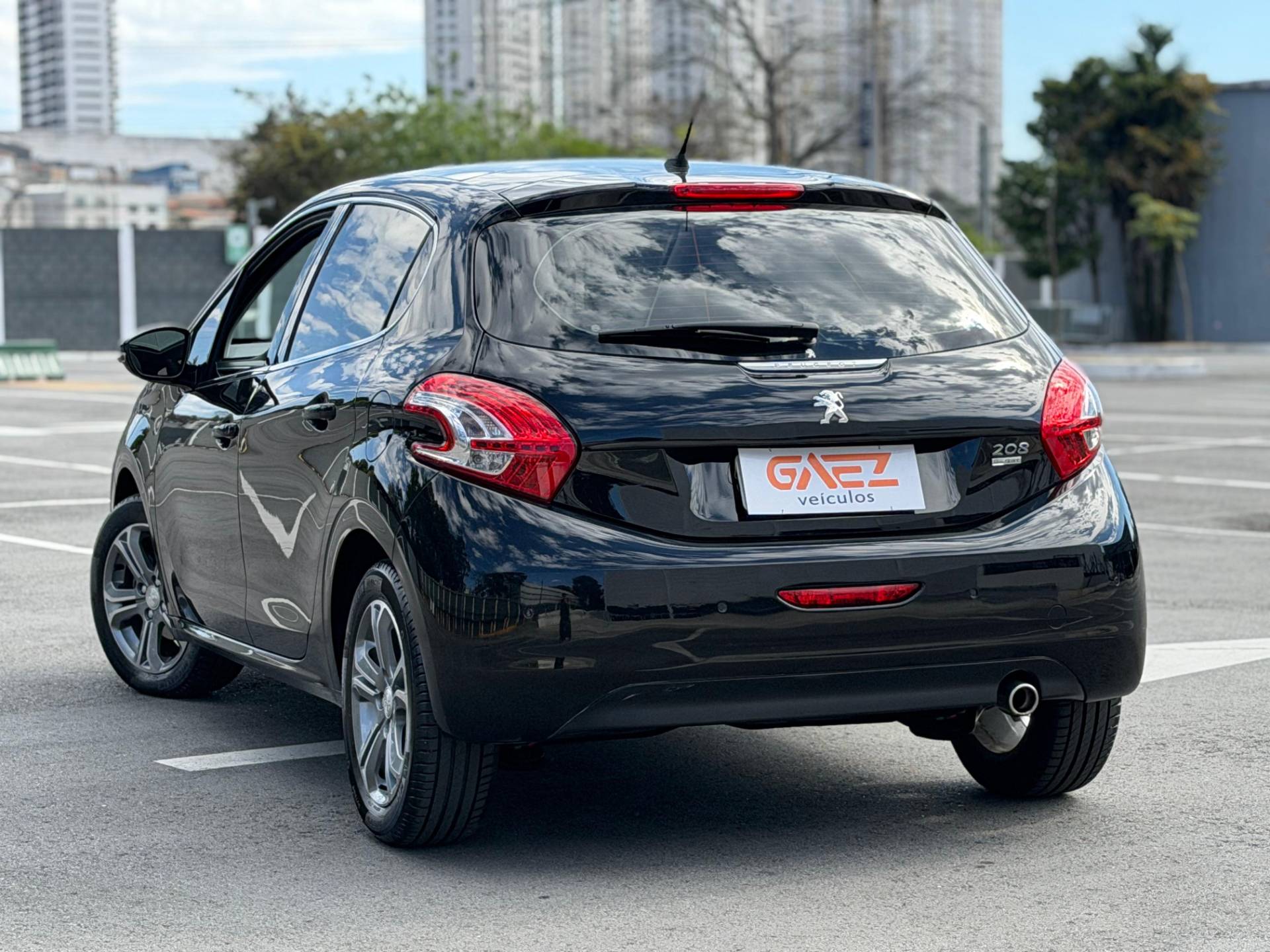 PEUGEOT 208