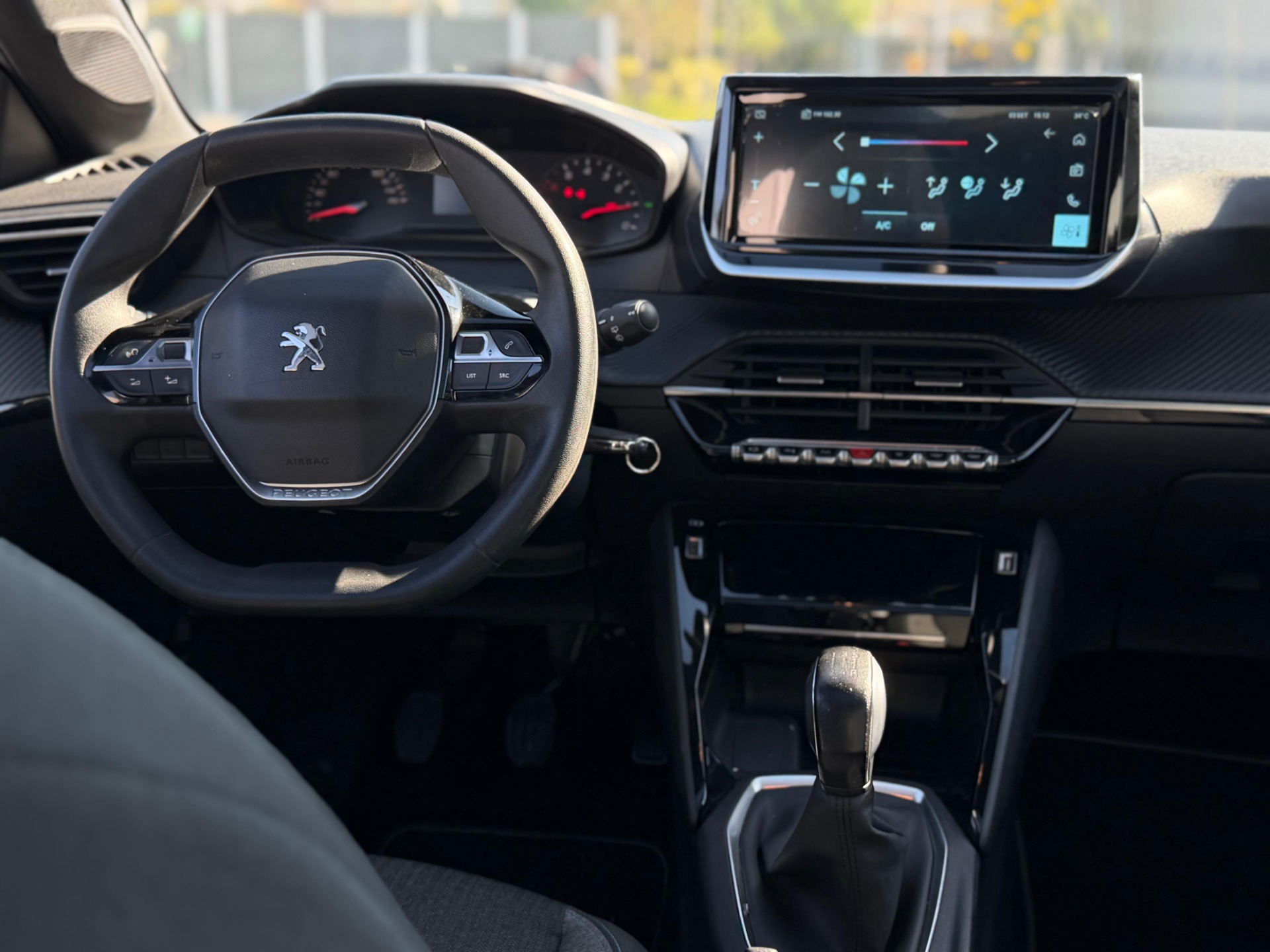 PEUGEOT 208