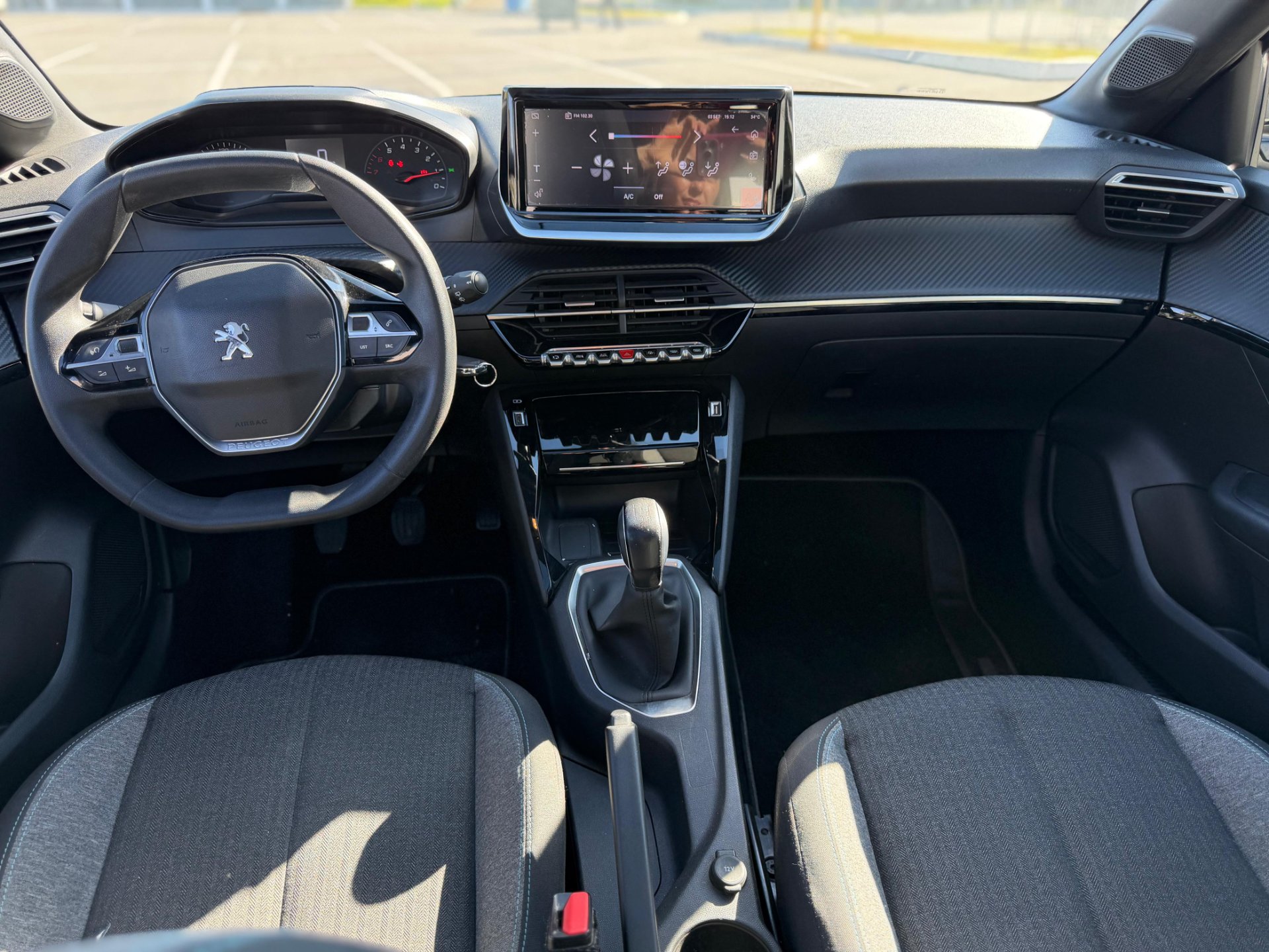 PEUGEOT 208