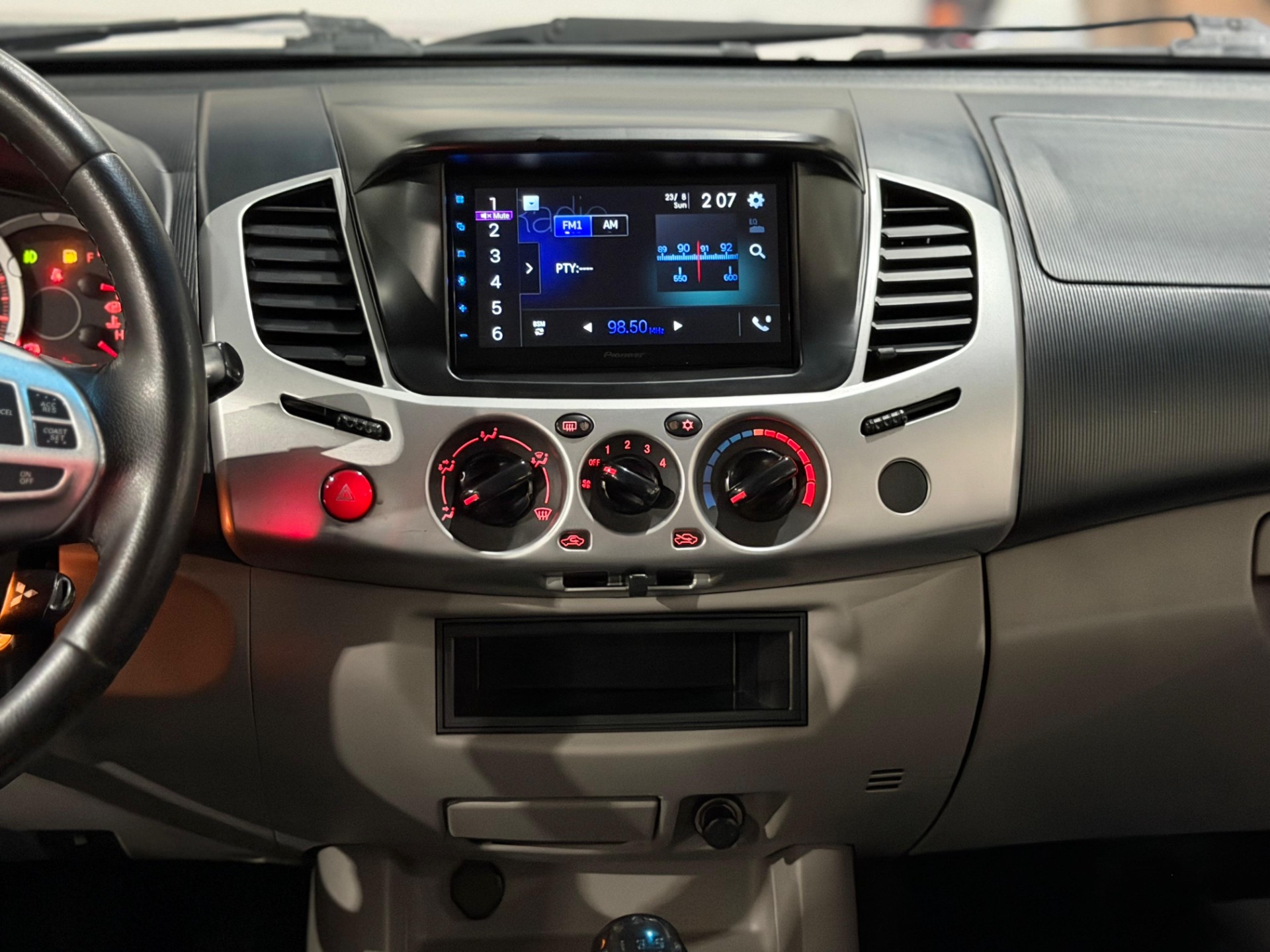 MITSUBISHI L200 TRITON