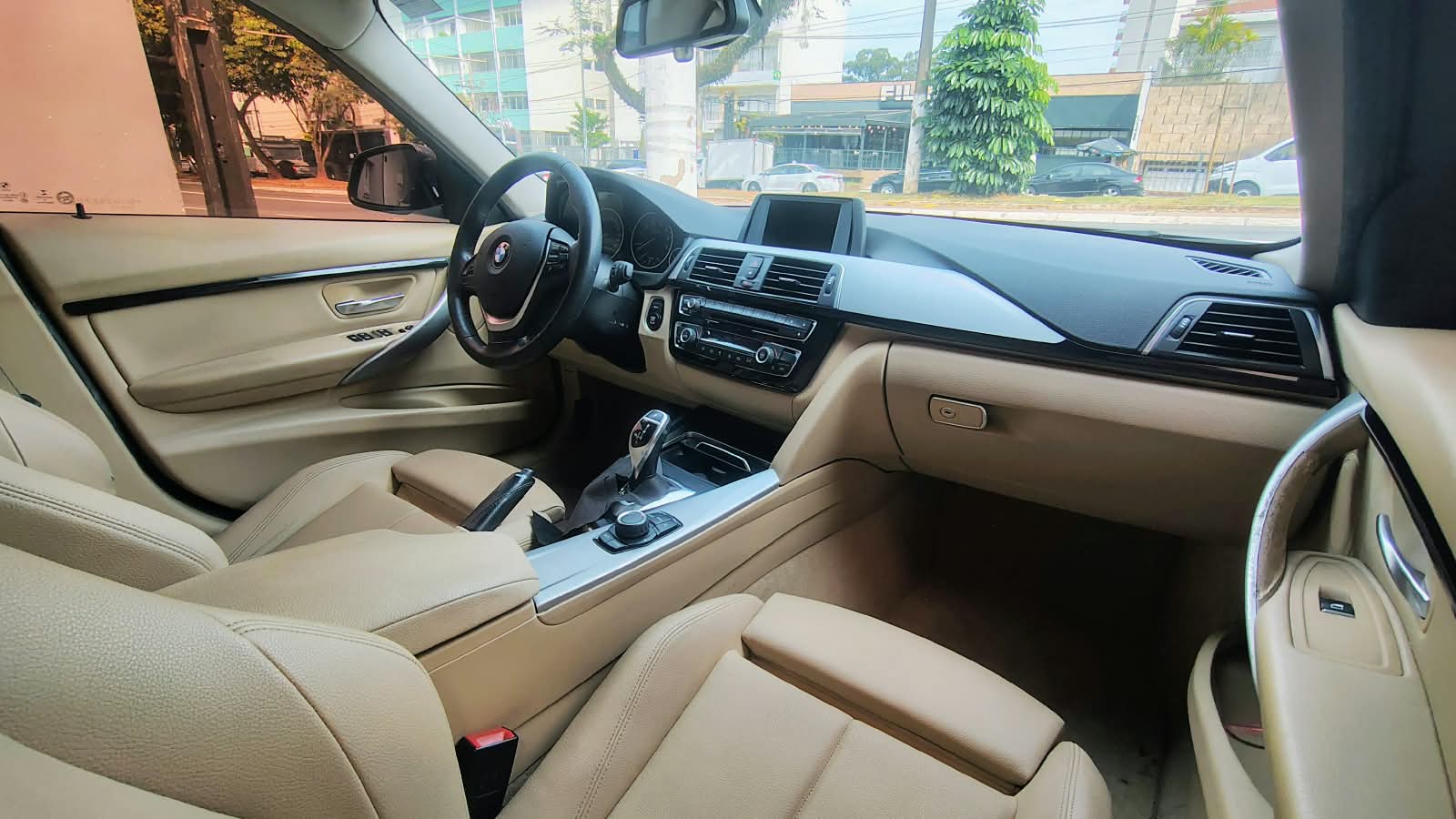 BMW 320i