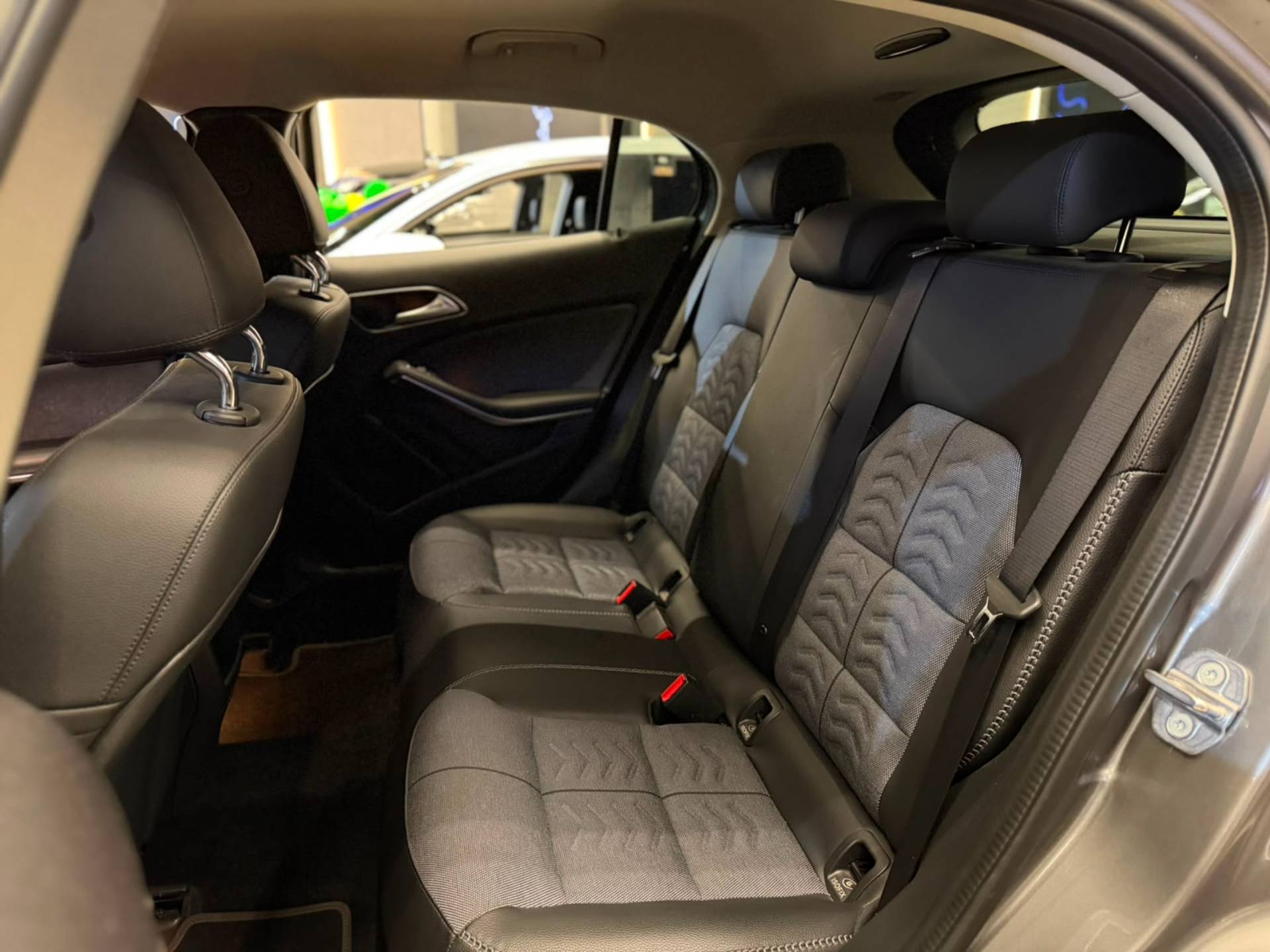 MERCEDES-BENZ GLA 200
