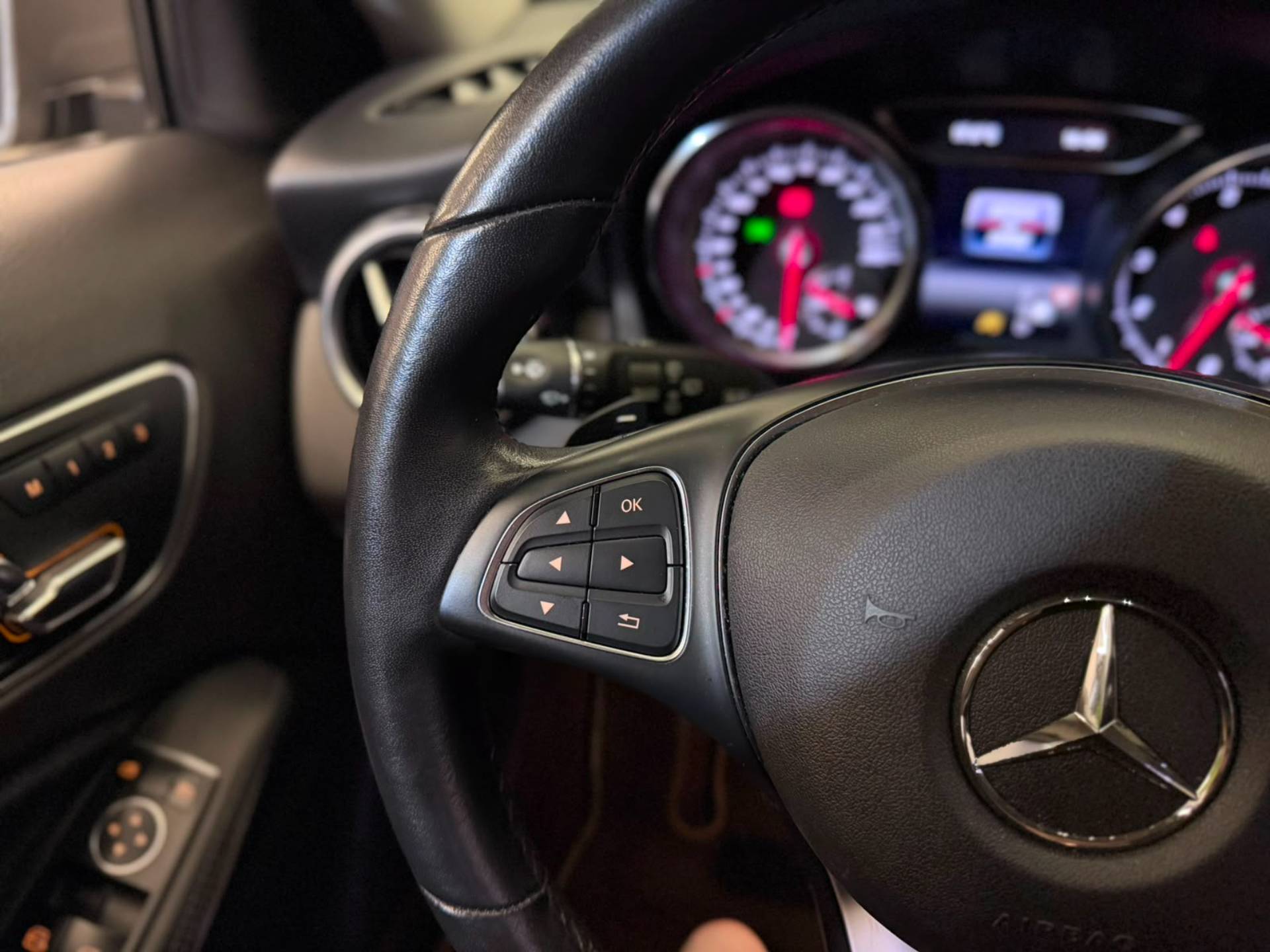 MERCEDES-BENZ GLA 200
