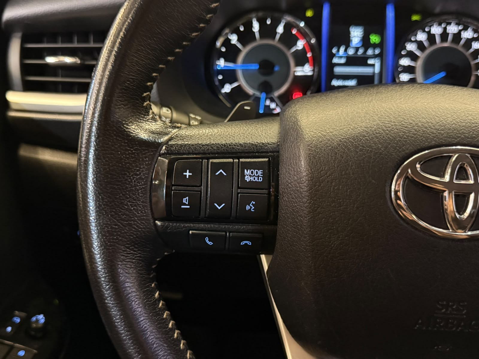 TOYOTA HILUX SW4