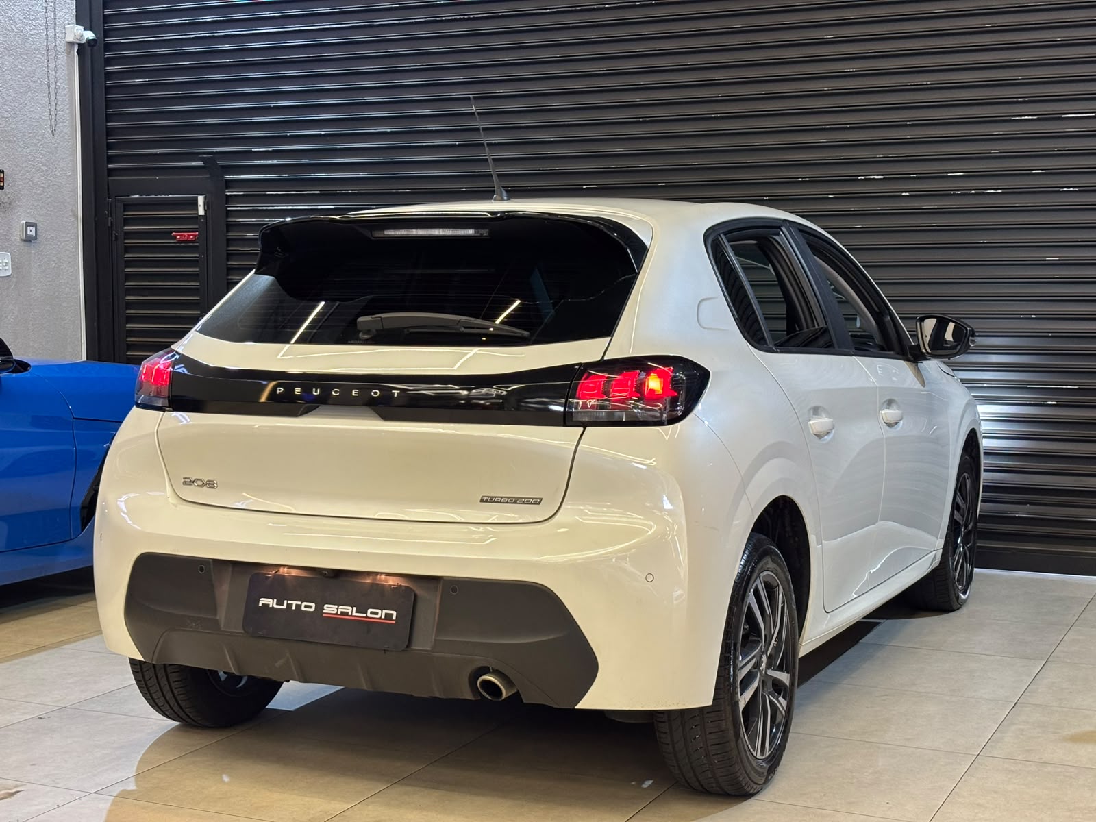 PEUGEOT 208