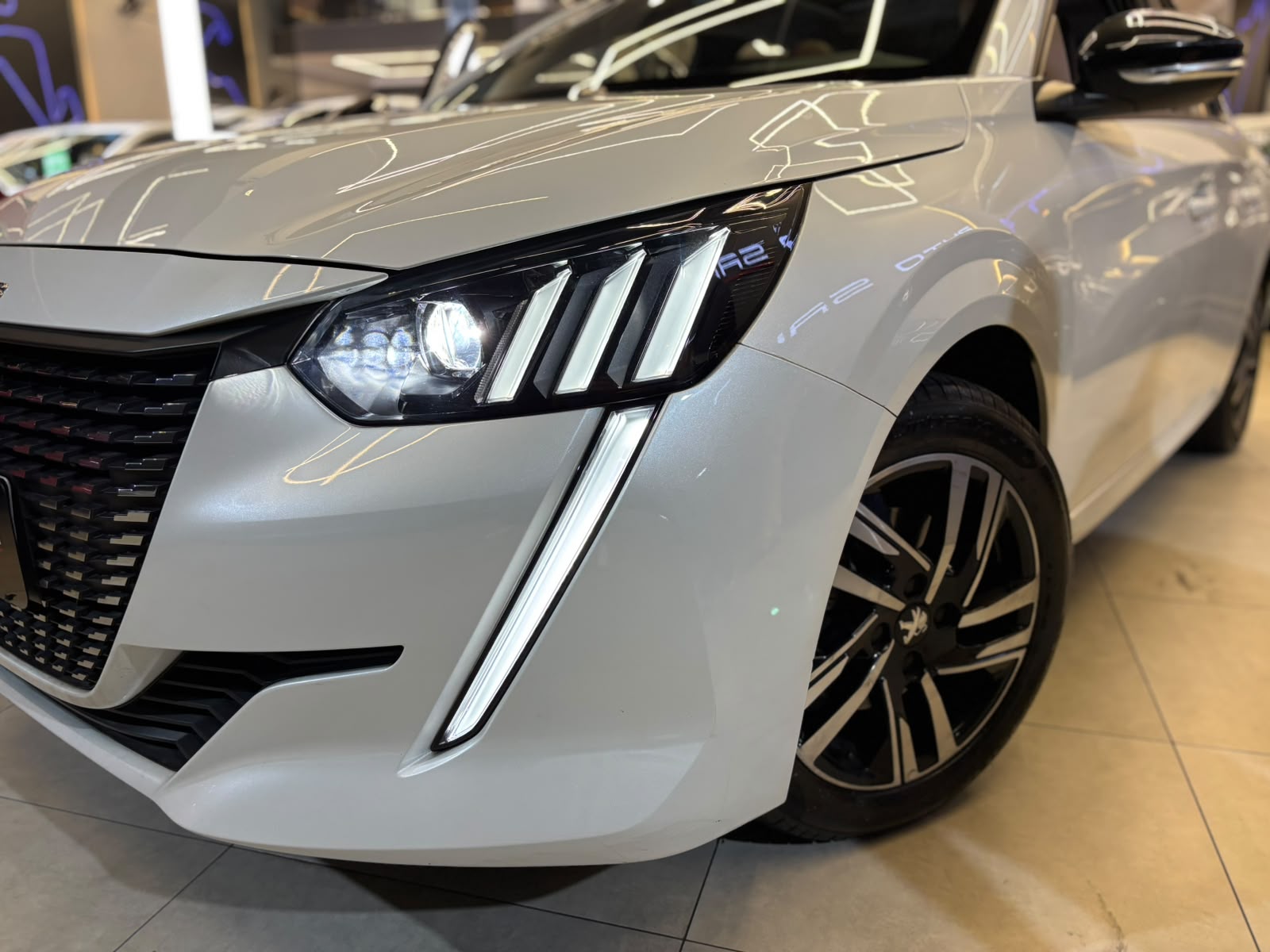 PEUGEOT 208