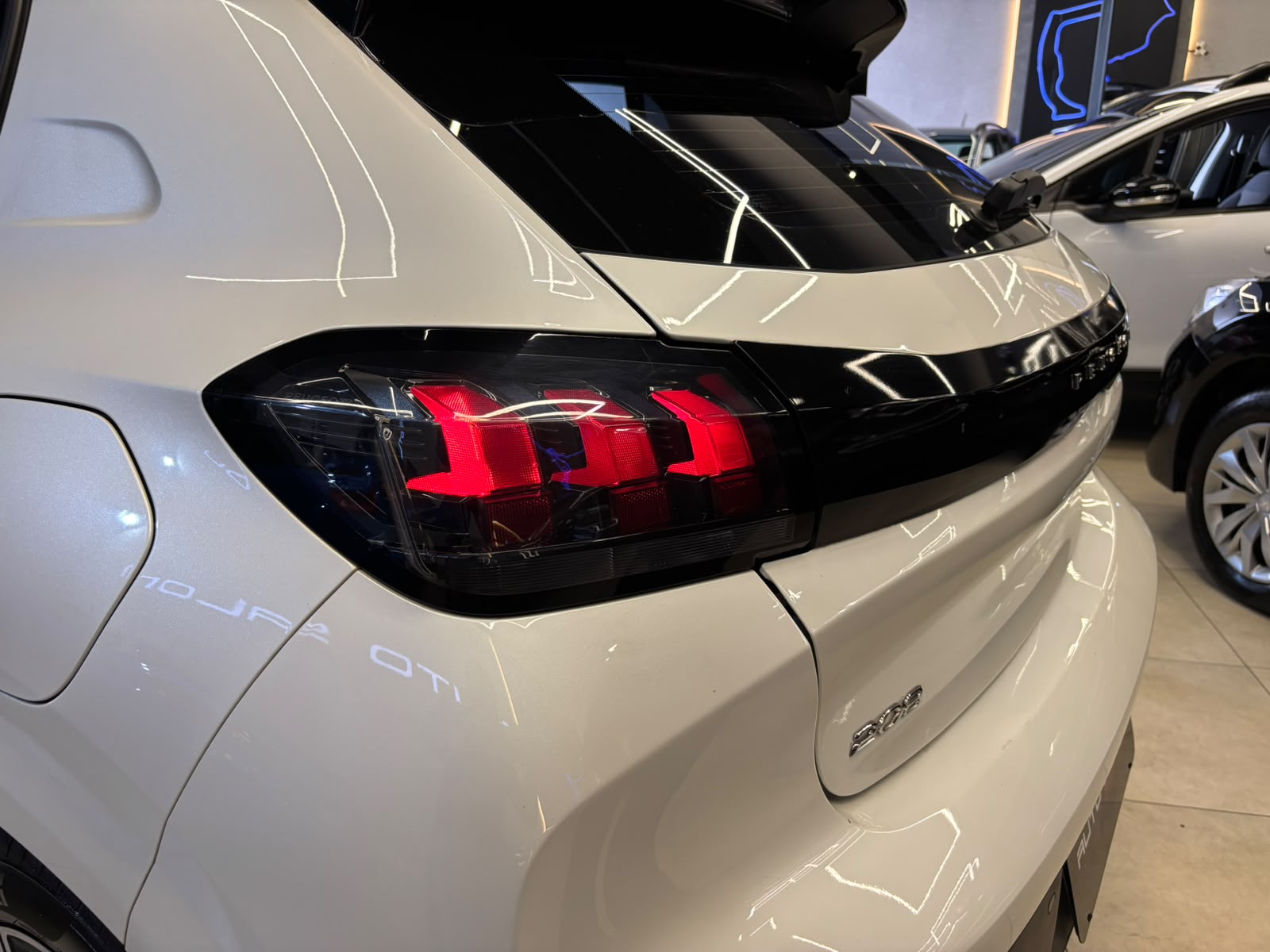 PEUGEOT 208