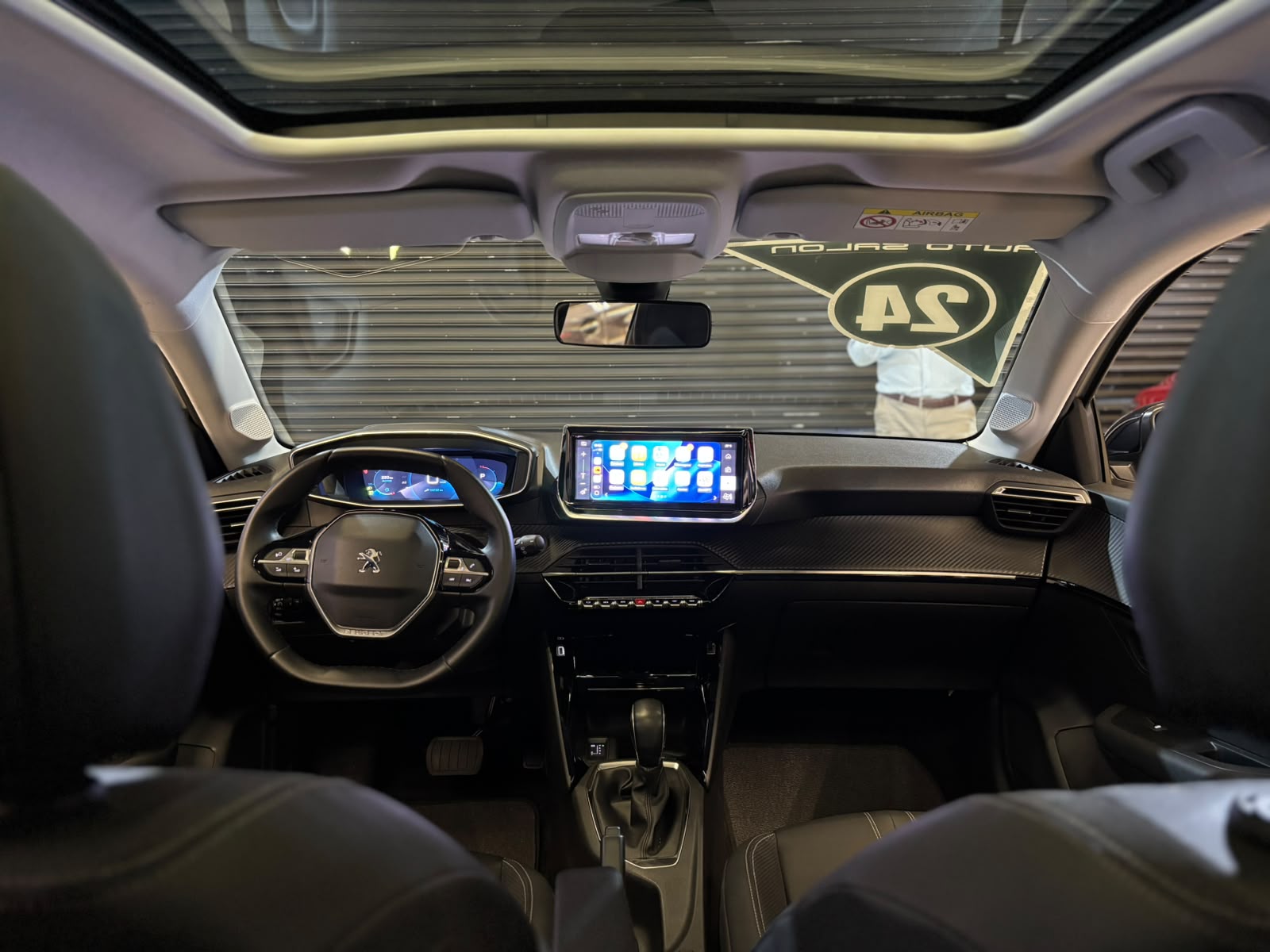 PEUGEOT 208
