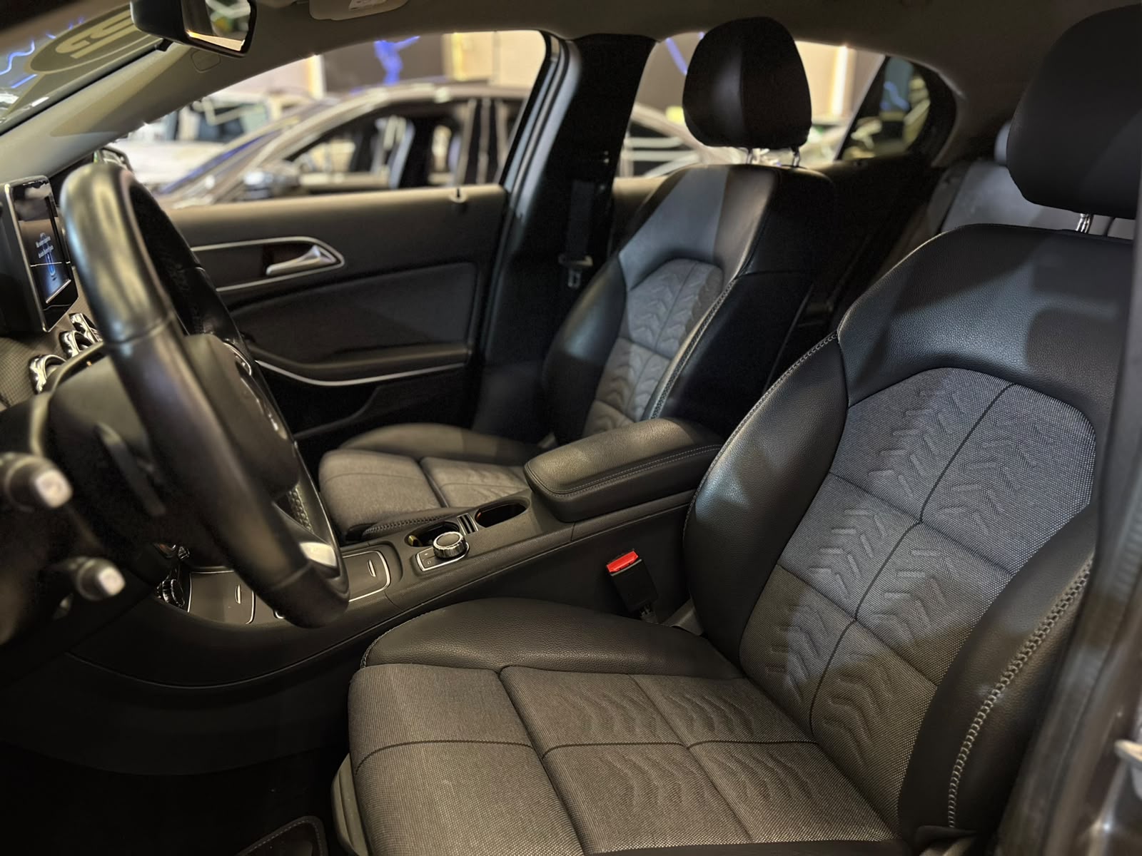 MERCEDES-BENZ GLA 200