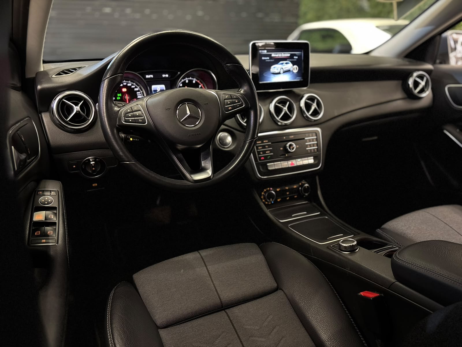 MERCEDES-BENZ GLA 200